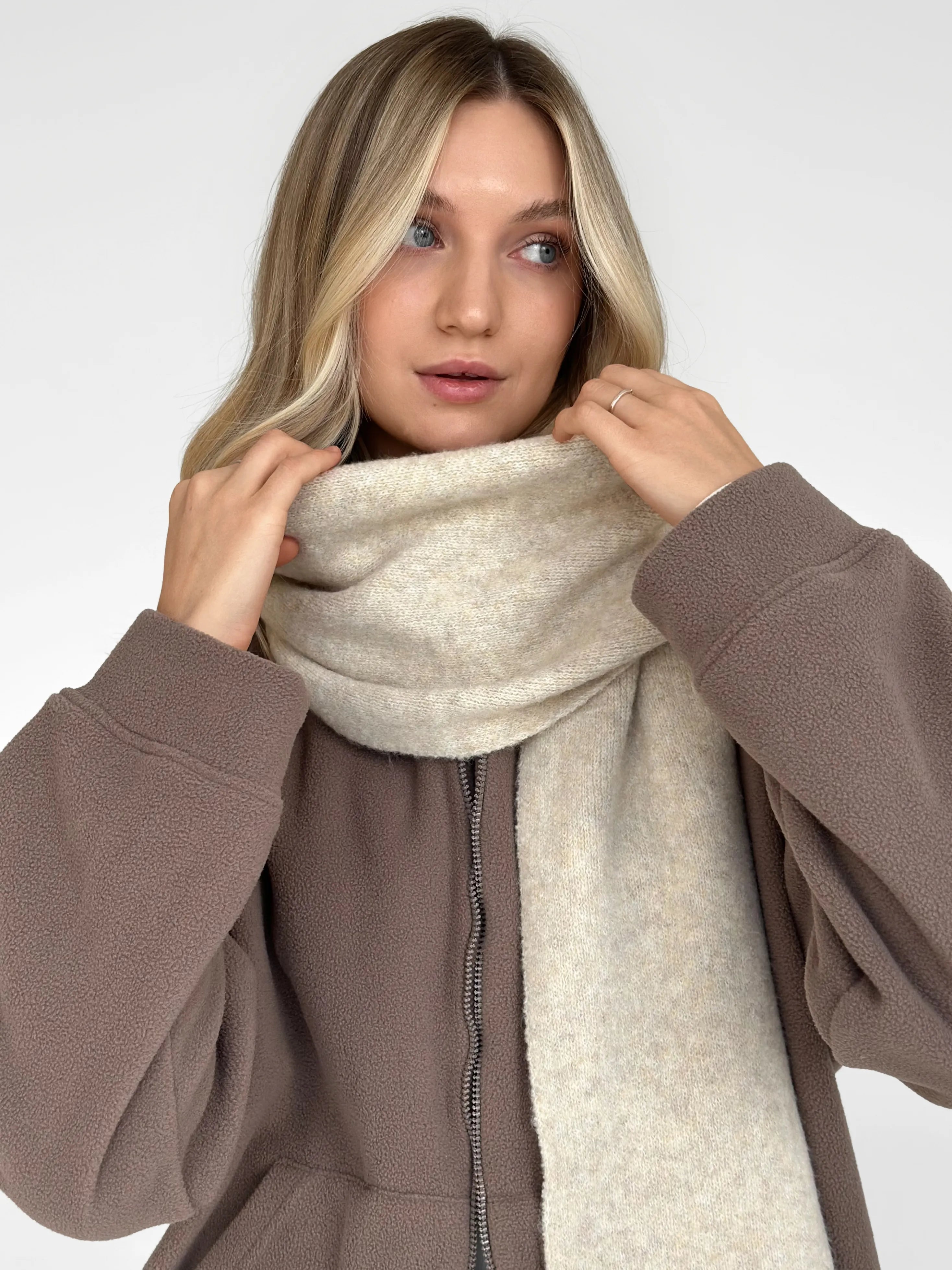 Knitted scarf beige melange