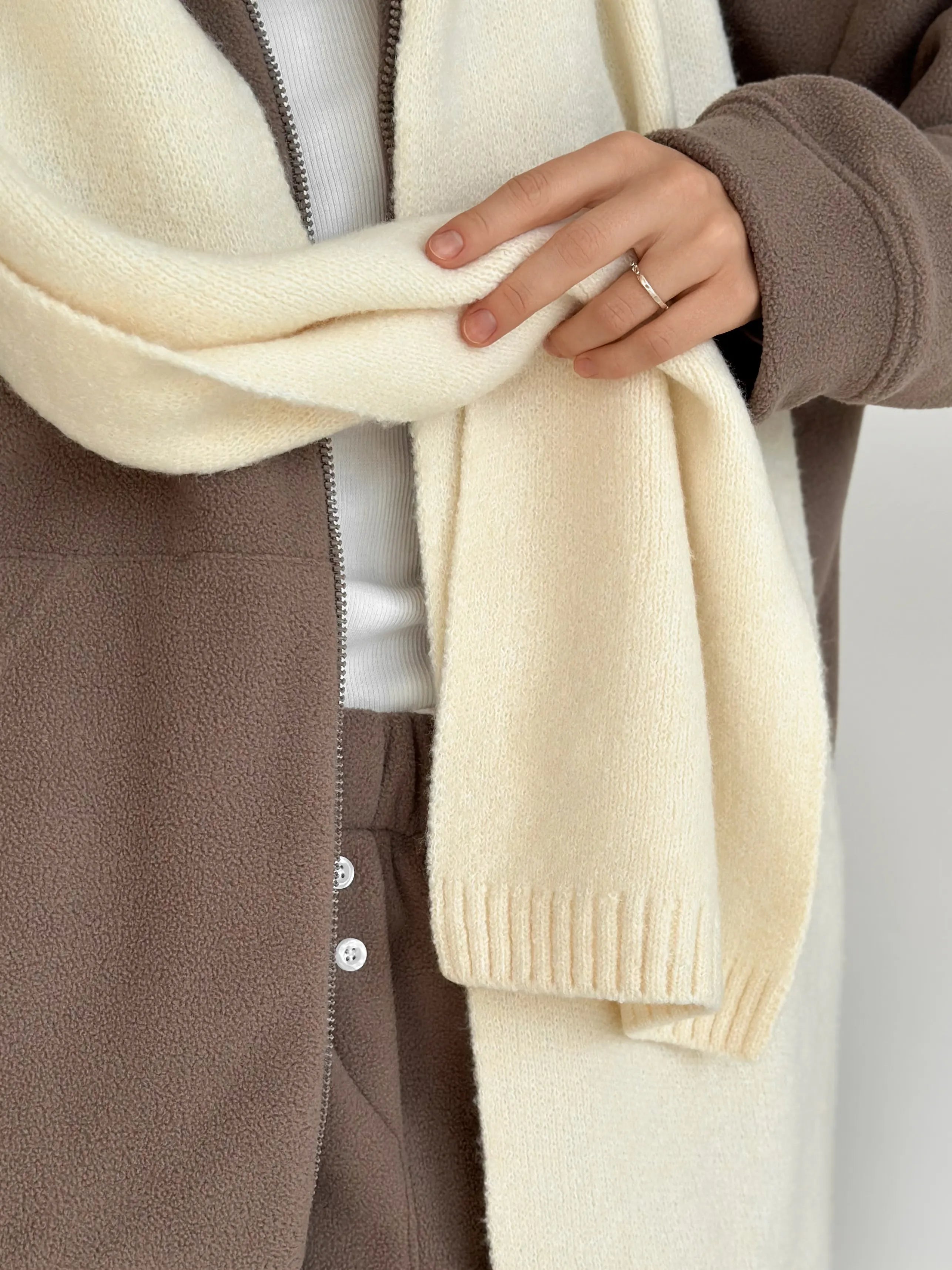 Knitted scarf milky