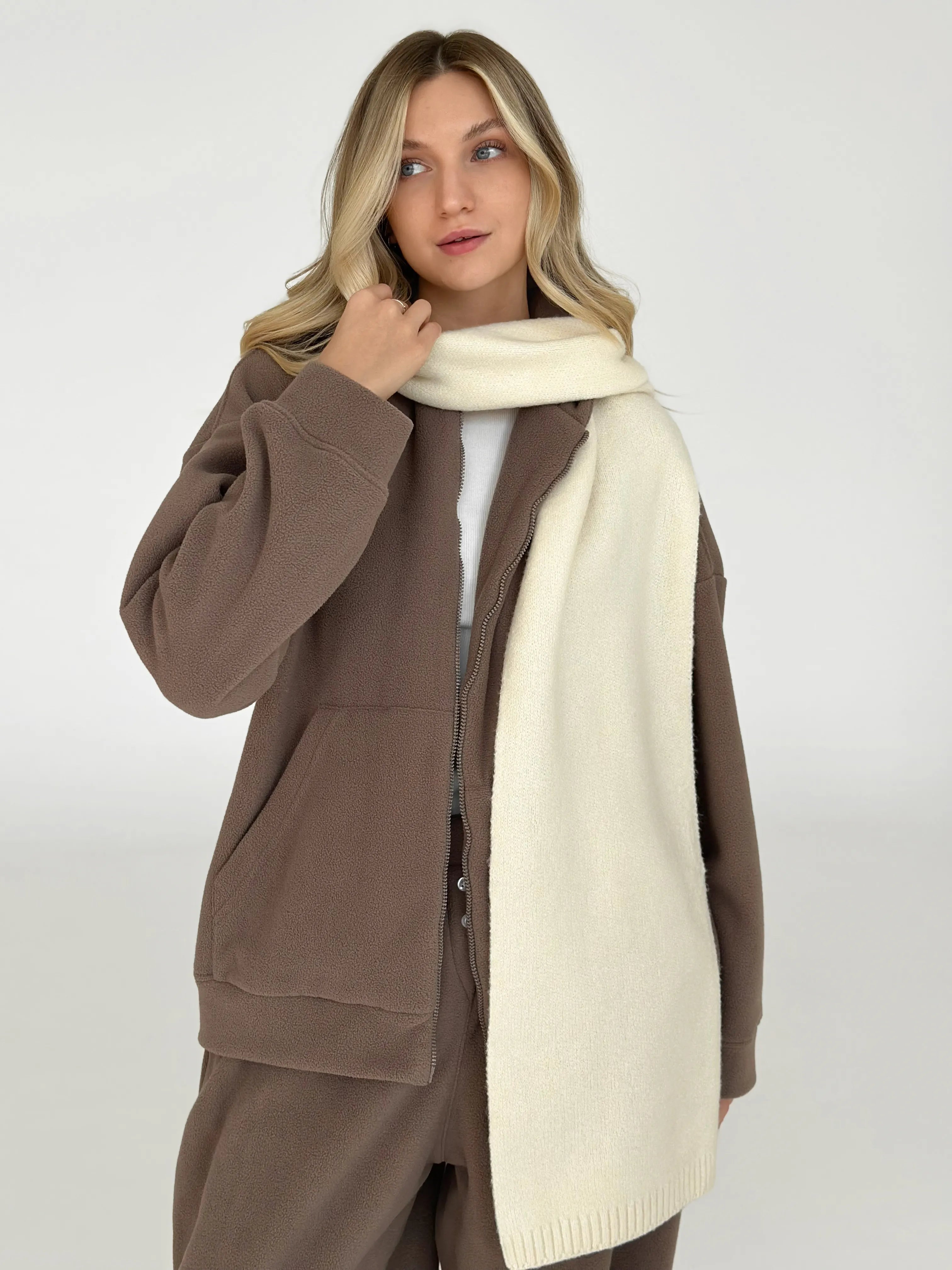 Knitted scarf milky