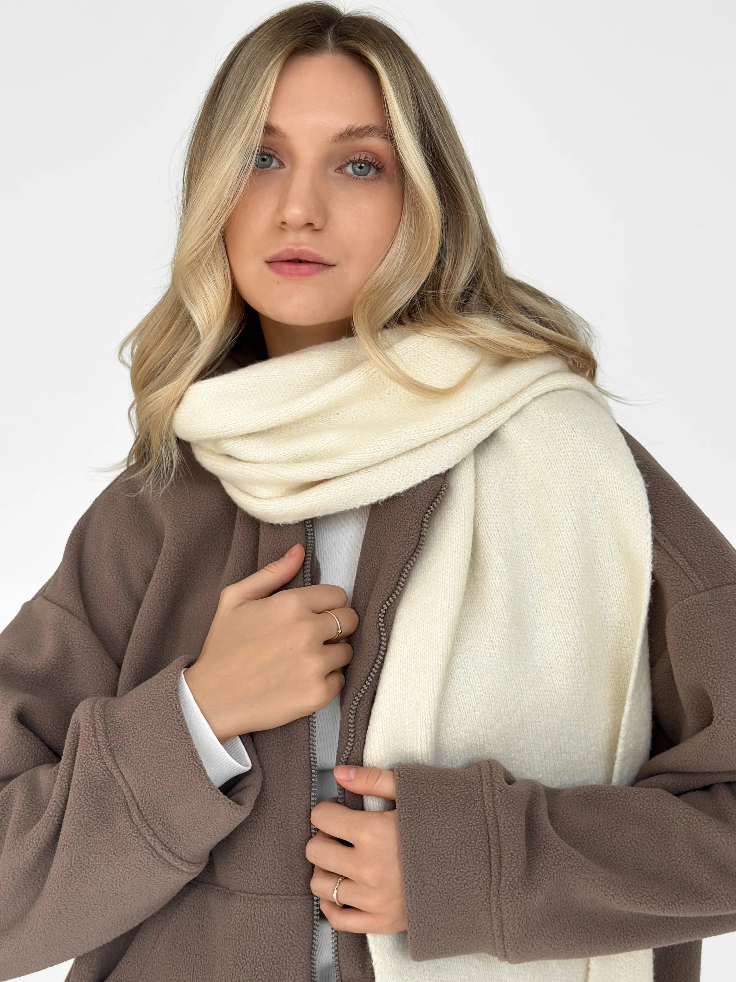 Knitted scarf milky