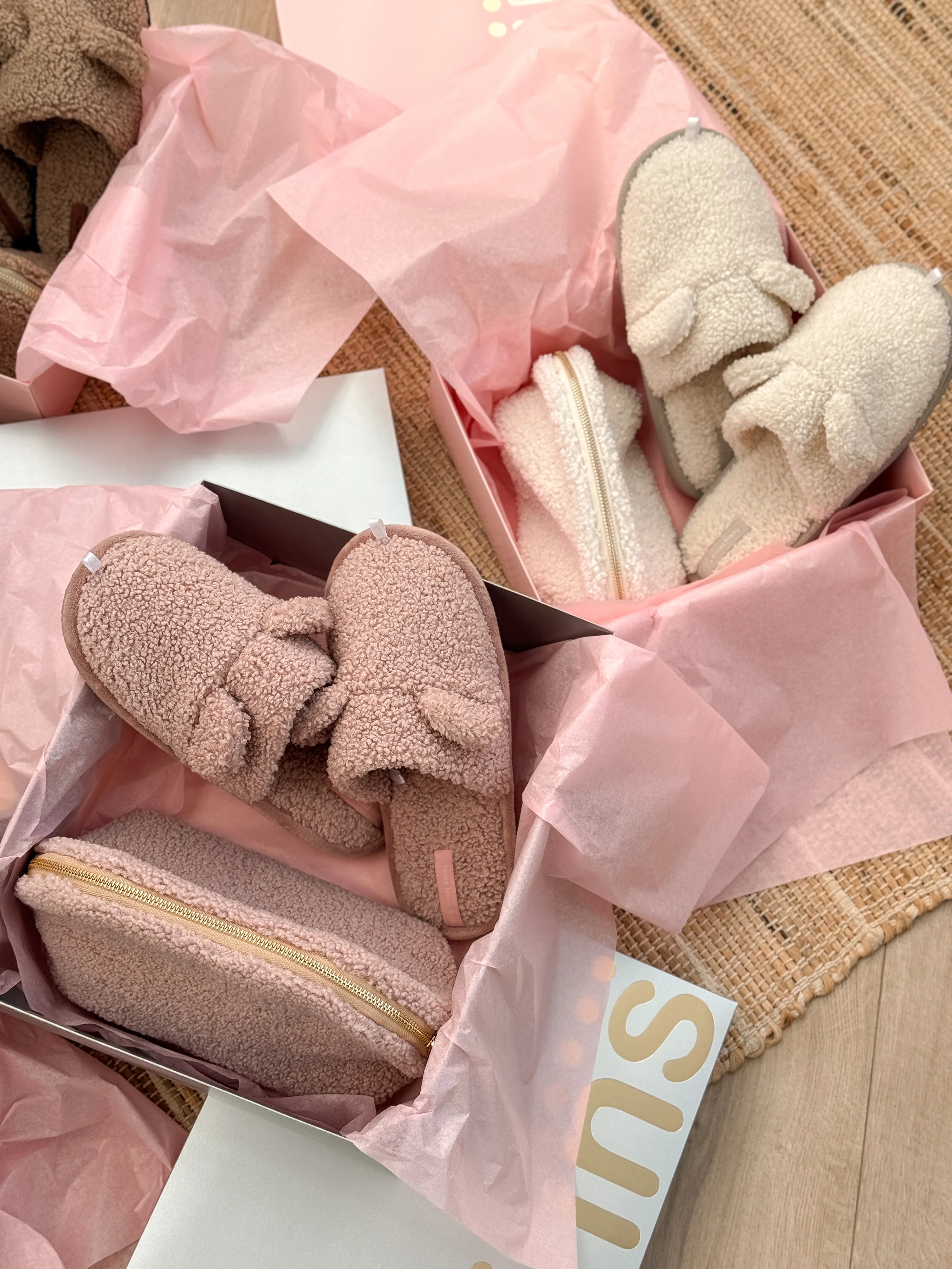 Gift set TEDDY white (cosmetic bag, slippers)