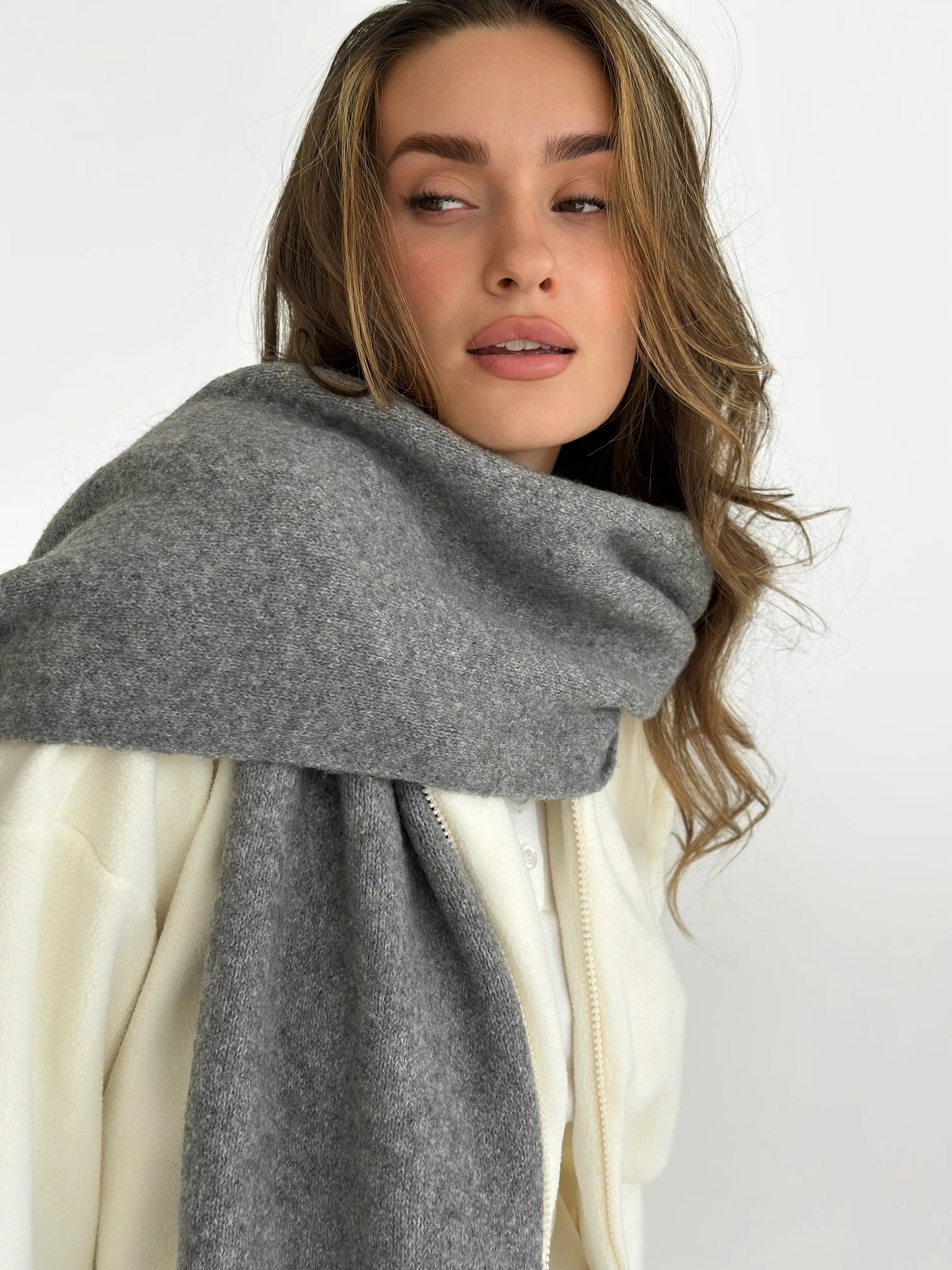 Knitted scarf graphite melange