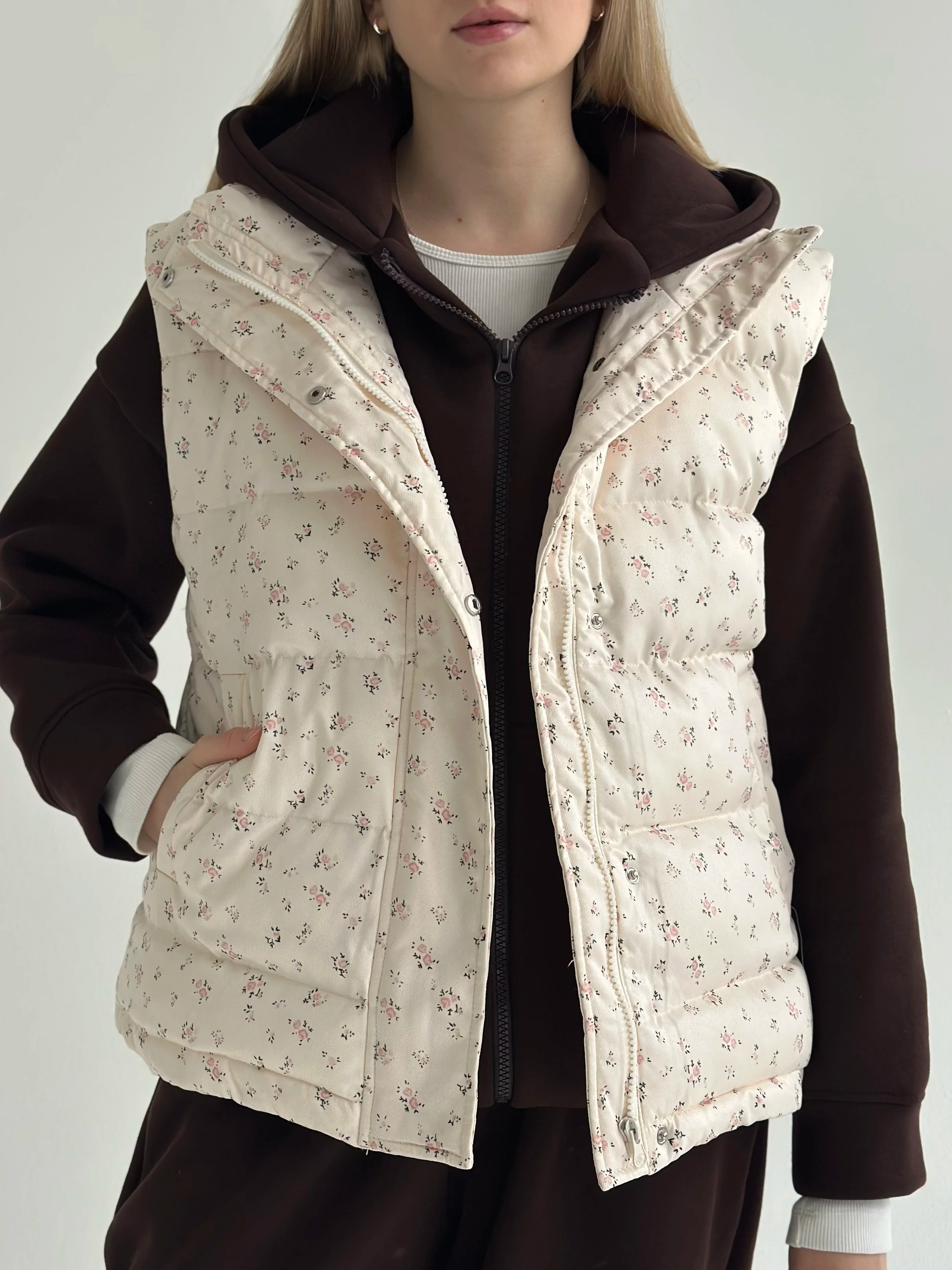 Quilted puffy vest in milky pink flower