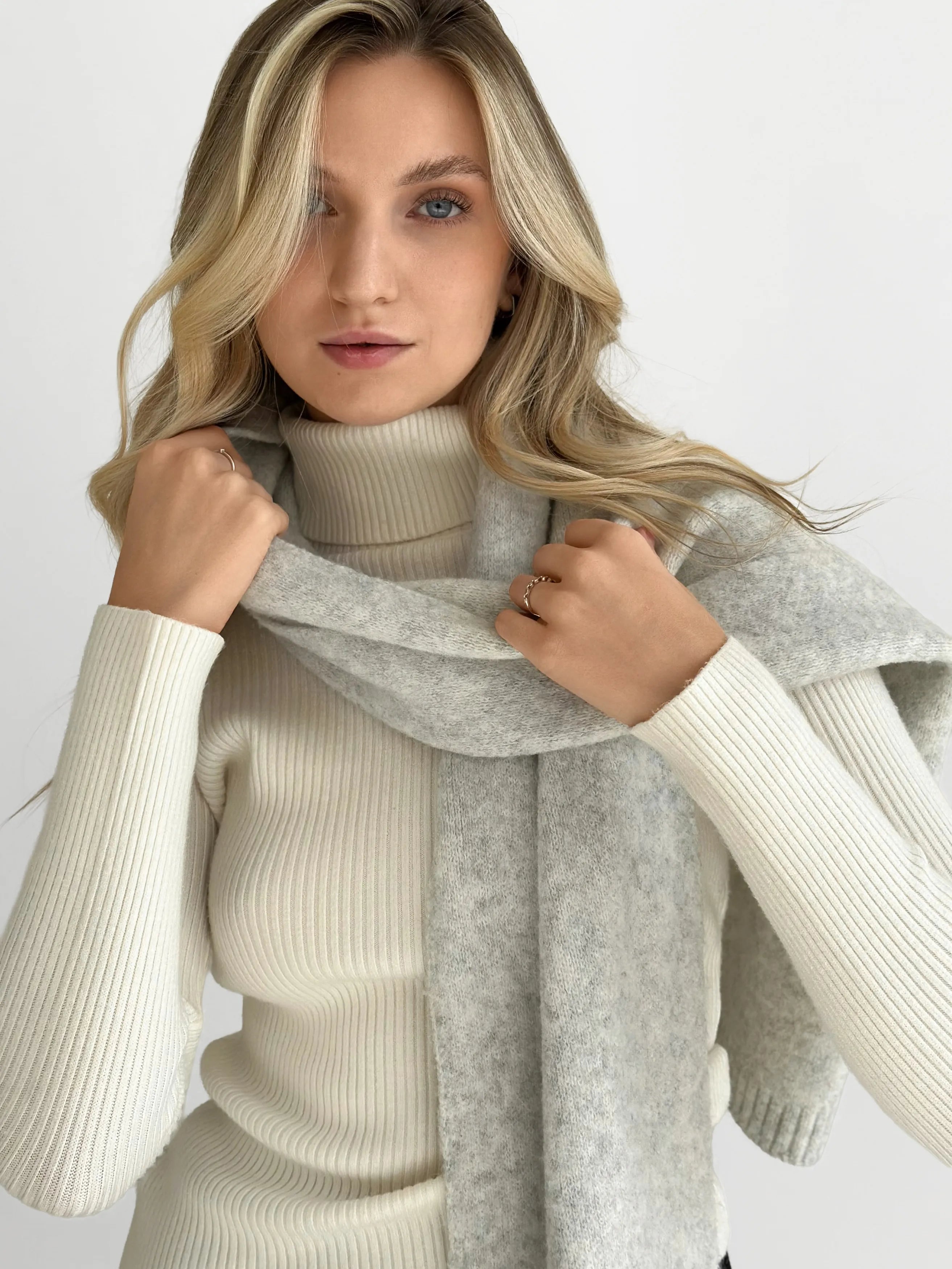 Knitted scarf gray melange