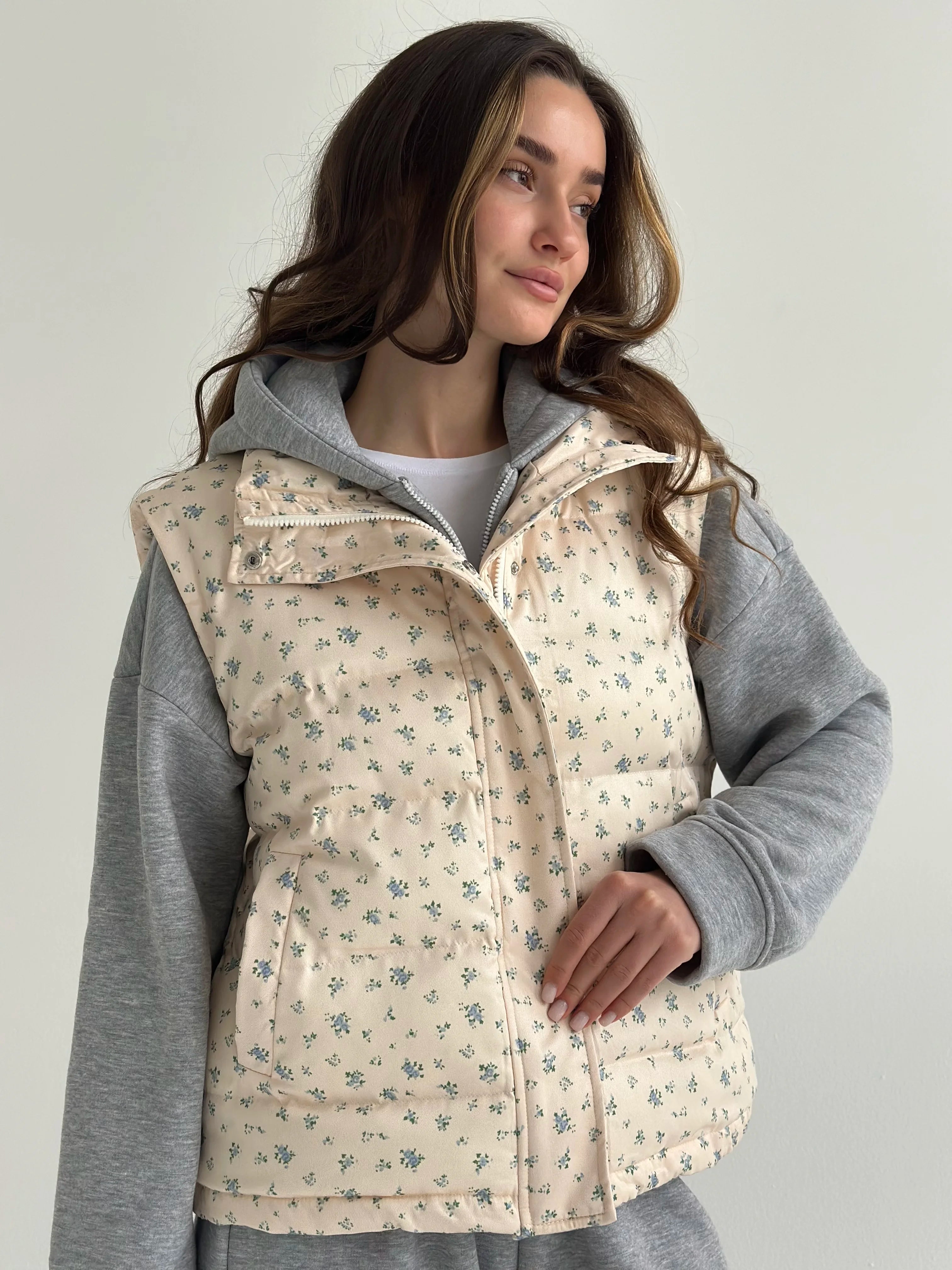 Quilted puffy vest in milky blue flower