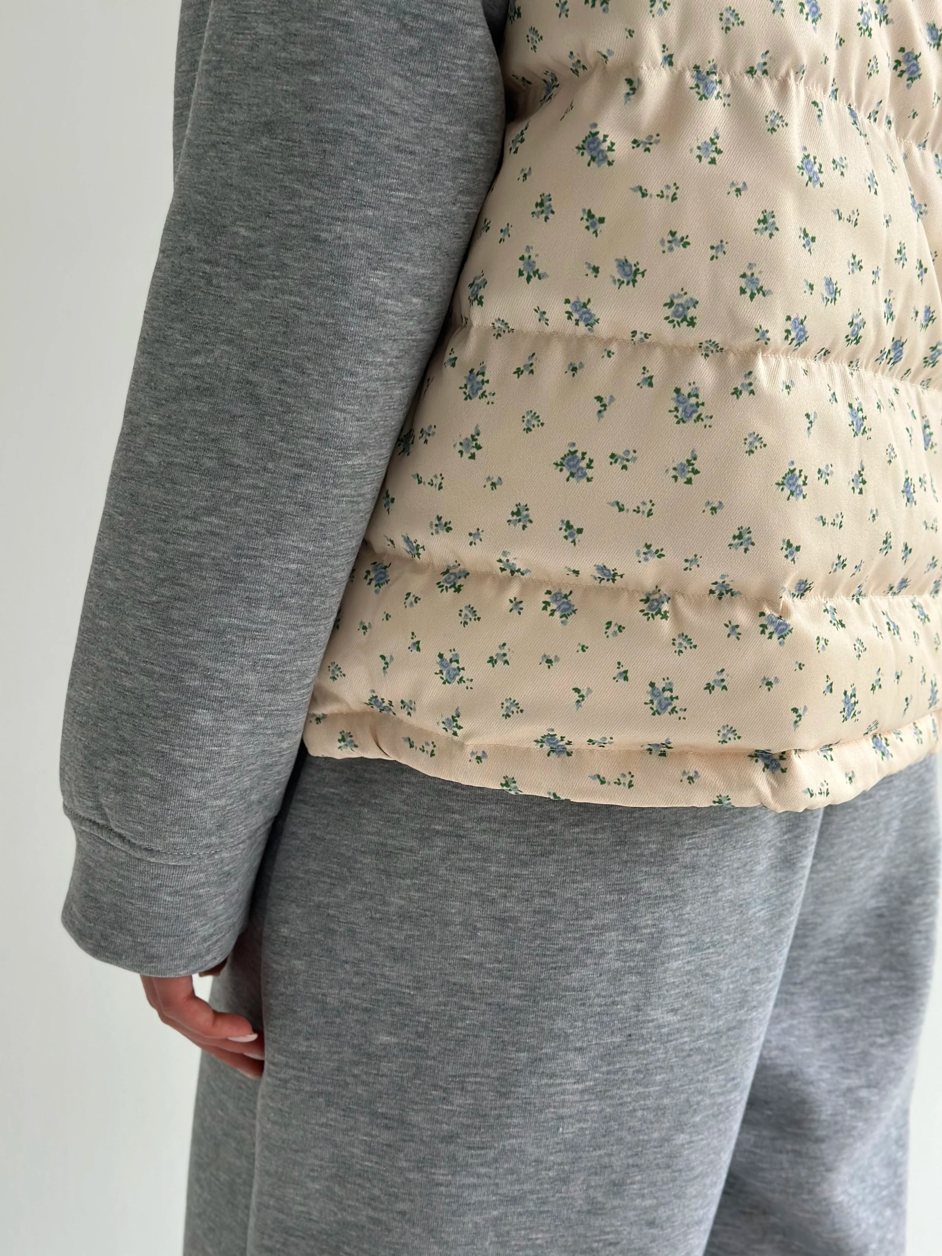 Quilted puffy vest in milky blue flower