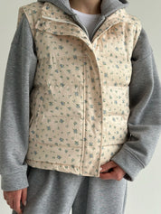 Quilted puffy vest in milky blue flower