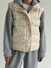 Quilted puffy vest in milky blue flower