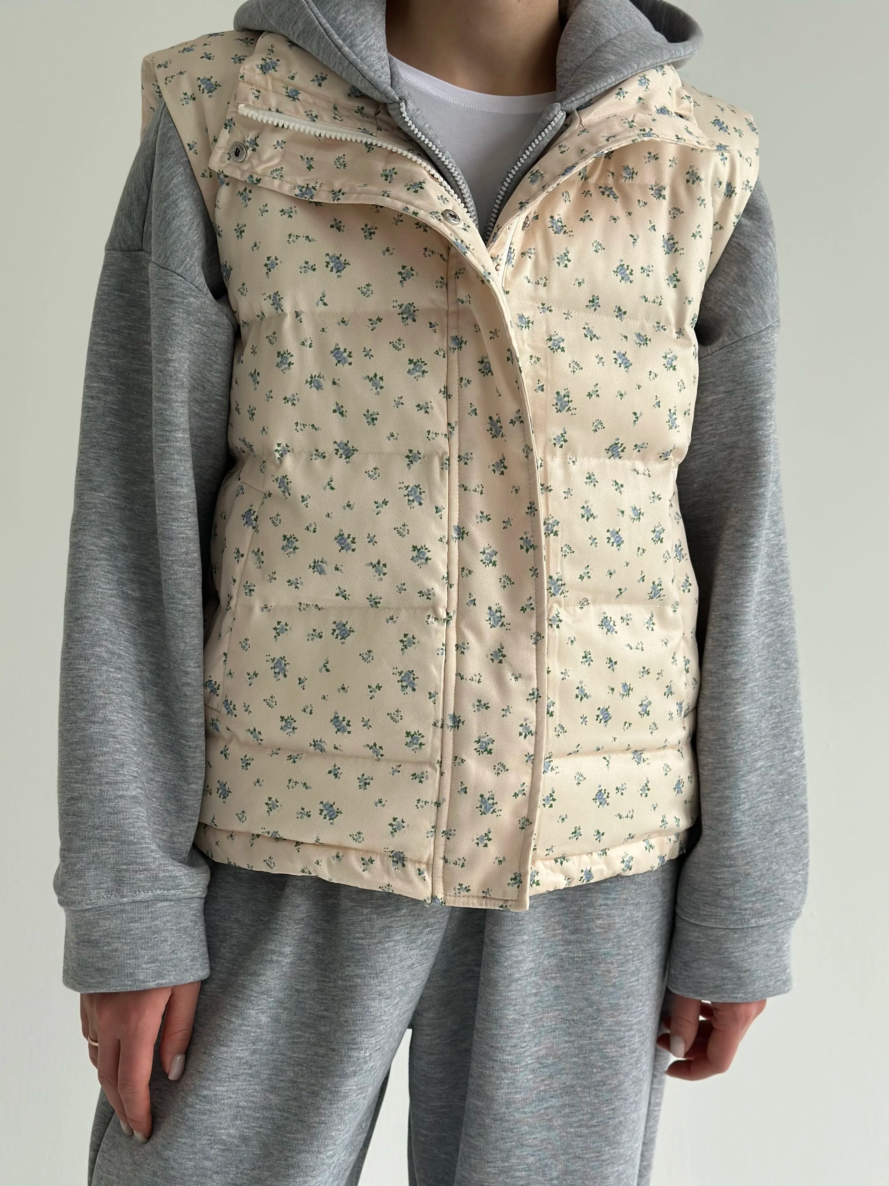 Quilted puffy vest in milky blue flower