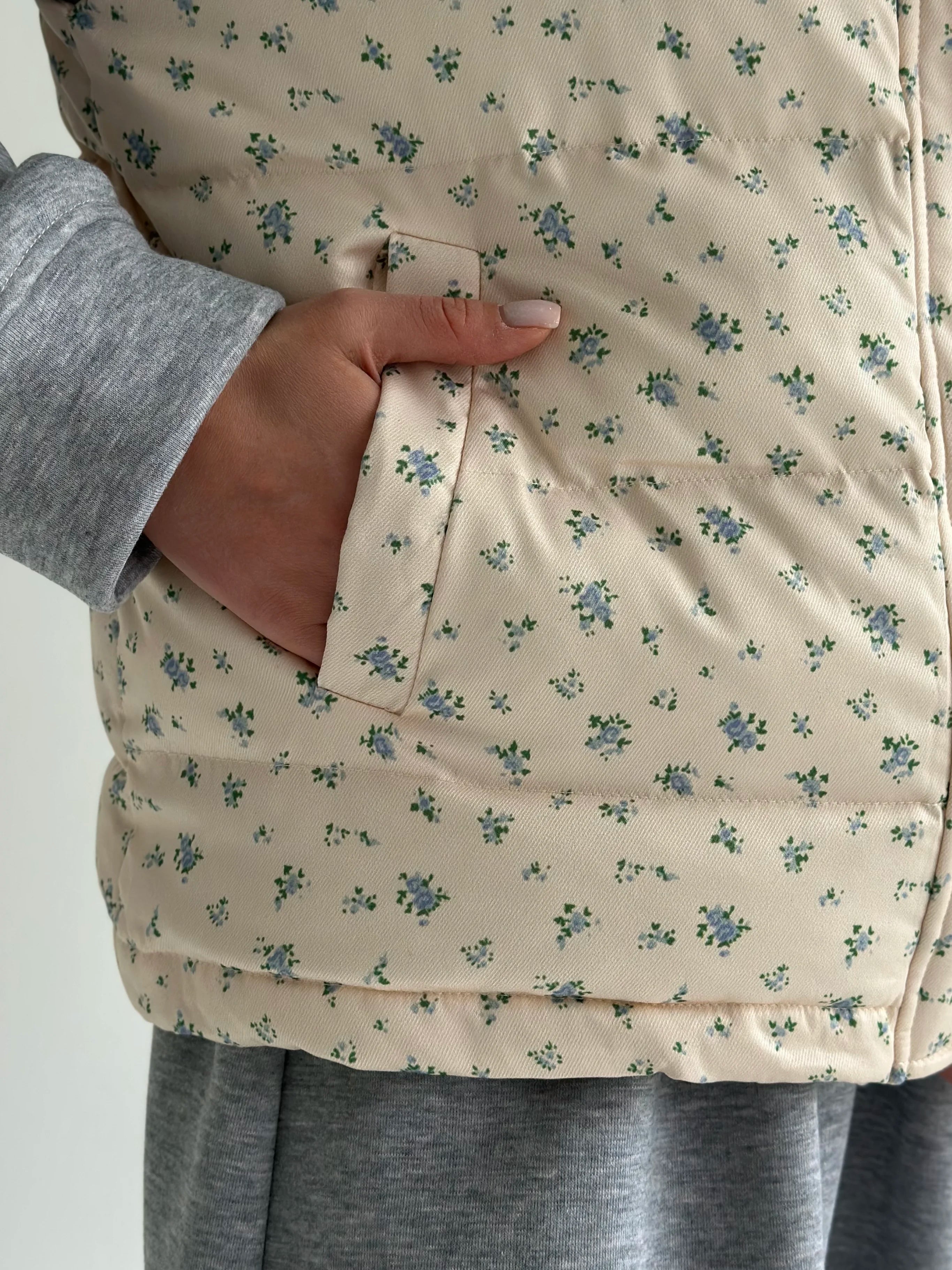 Quilted puffy vest in milky blue flower
