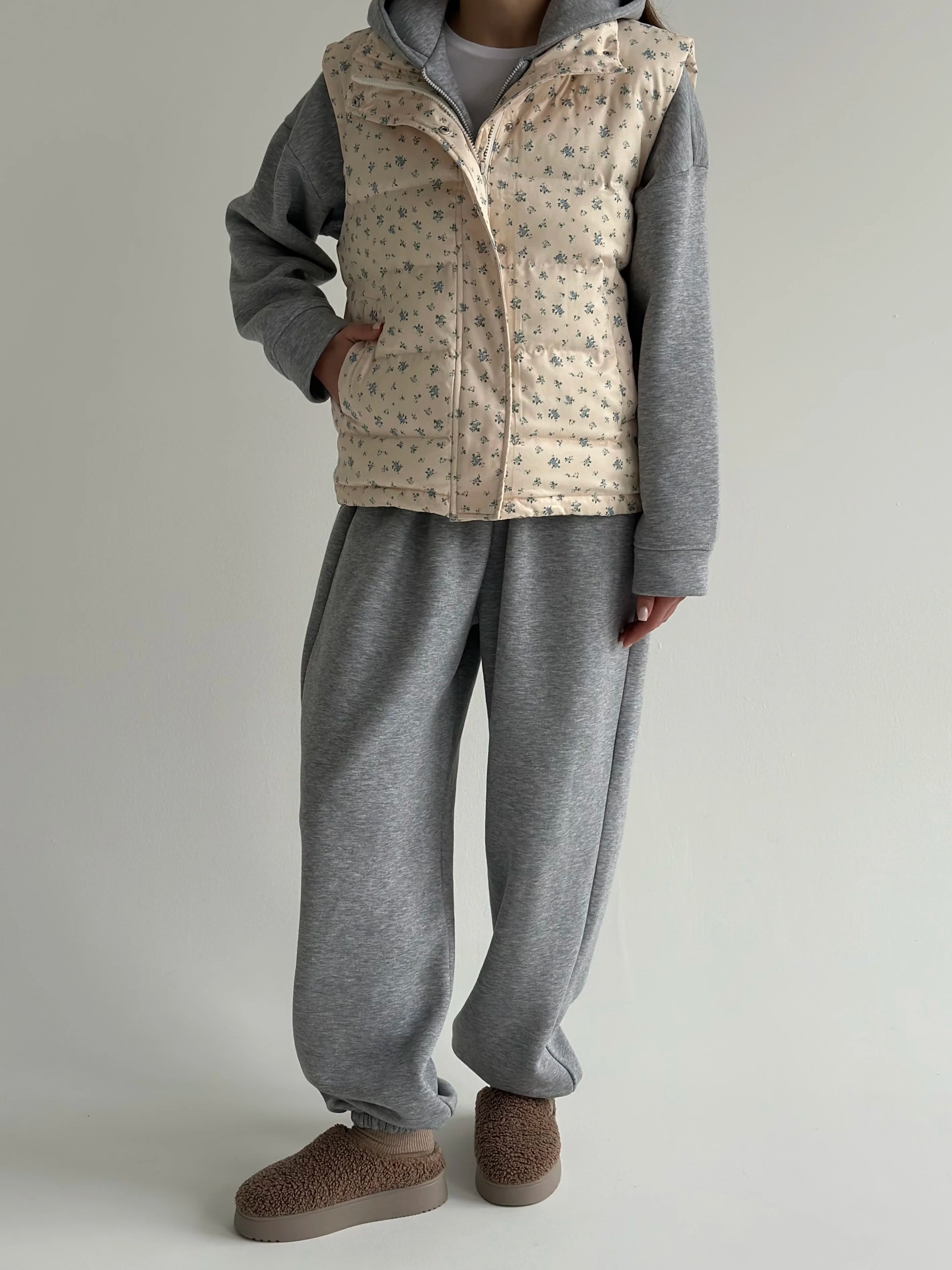 Quilted puffy vest in milky blue flower