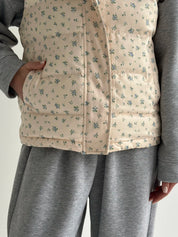 Quilted puffy vest in milky blue flower