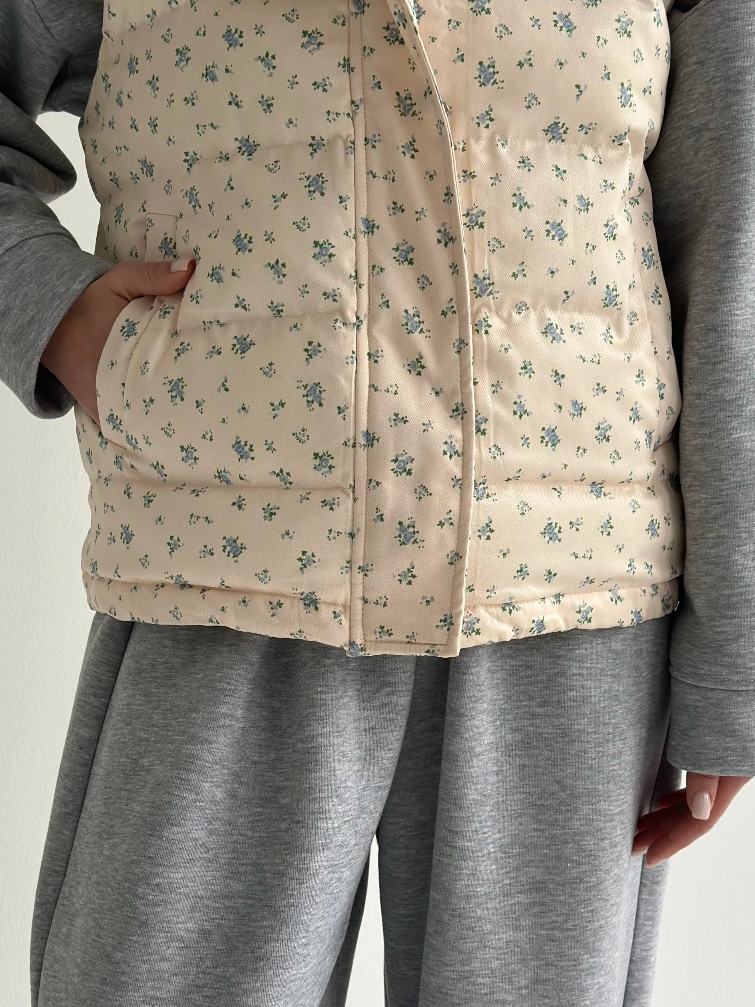 Quilted puffy vest in milky blue flower