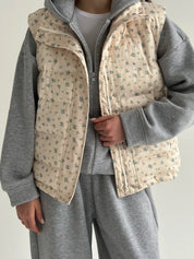 Quilted puffy vest in milky blue flower
