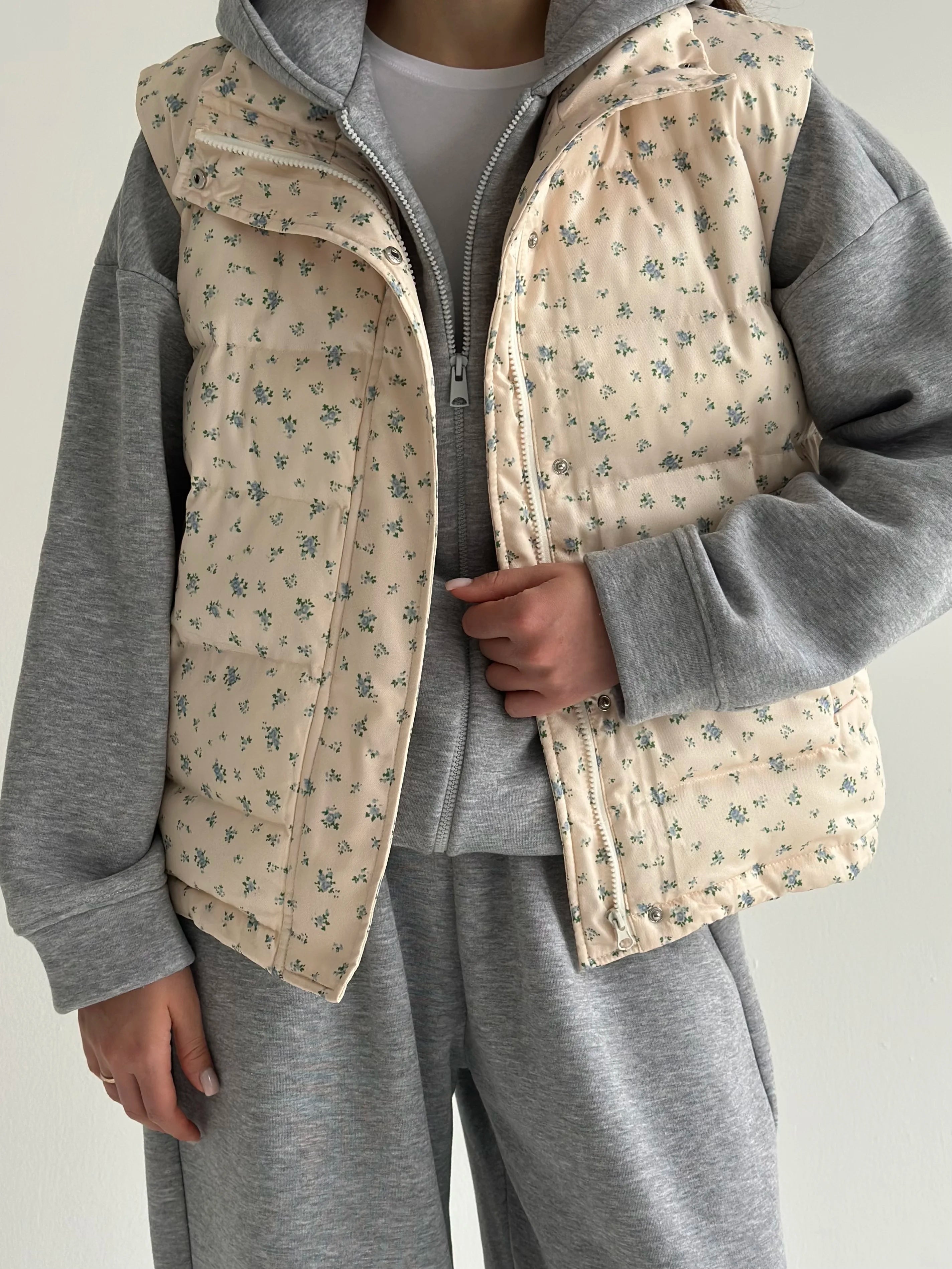 Quilted puffy vest in milky blue flower