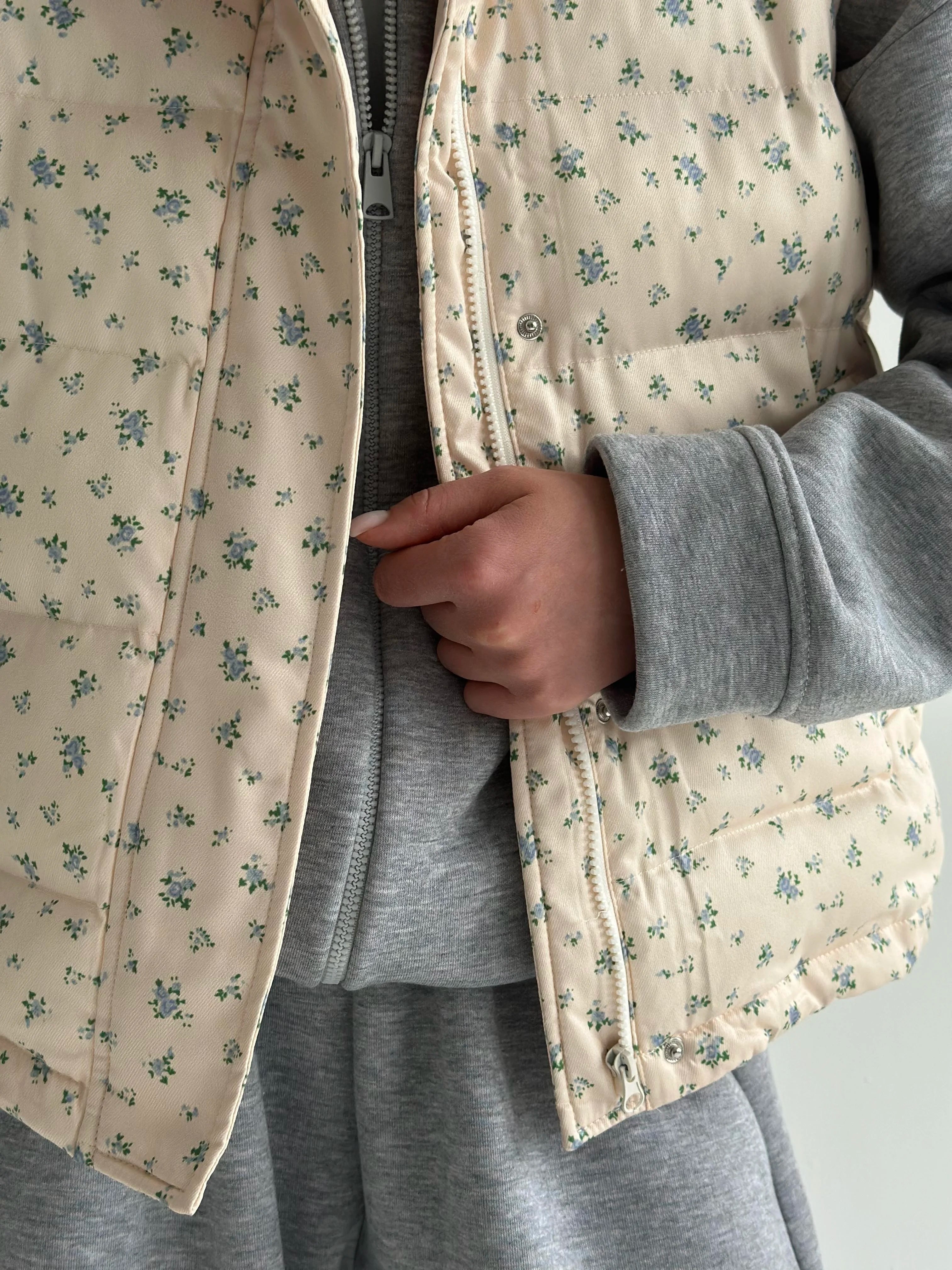 Quilted puffy vest in milky blue flower