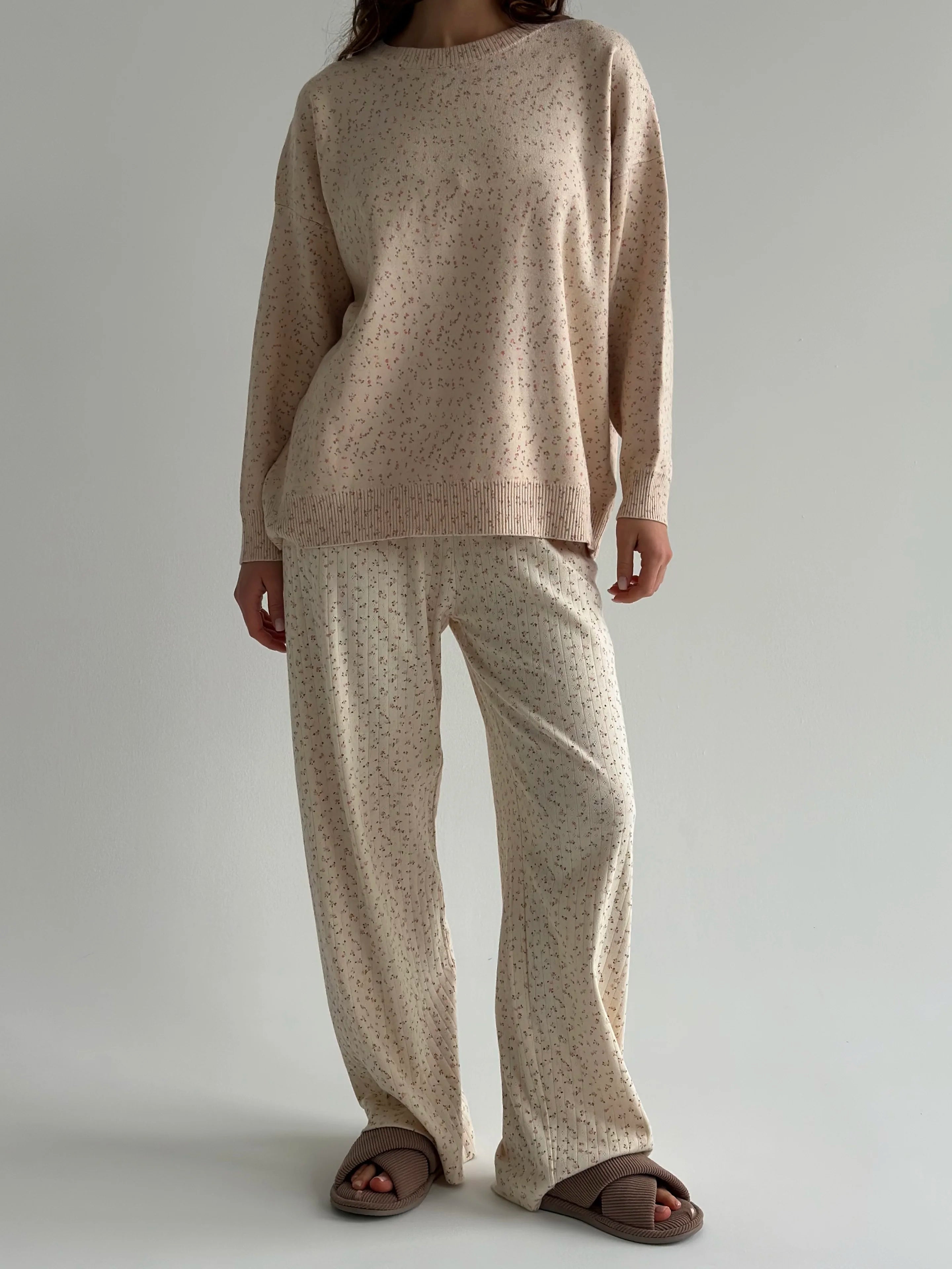 Sweater knitted in pink flower "onesize"