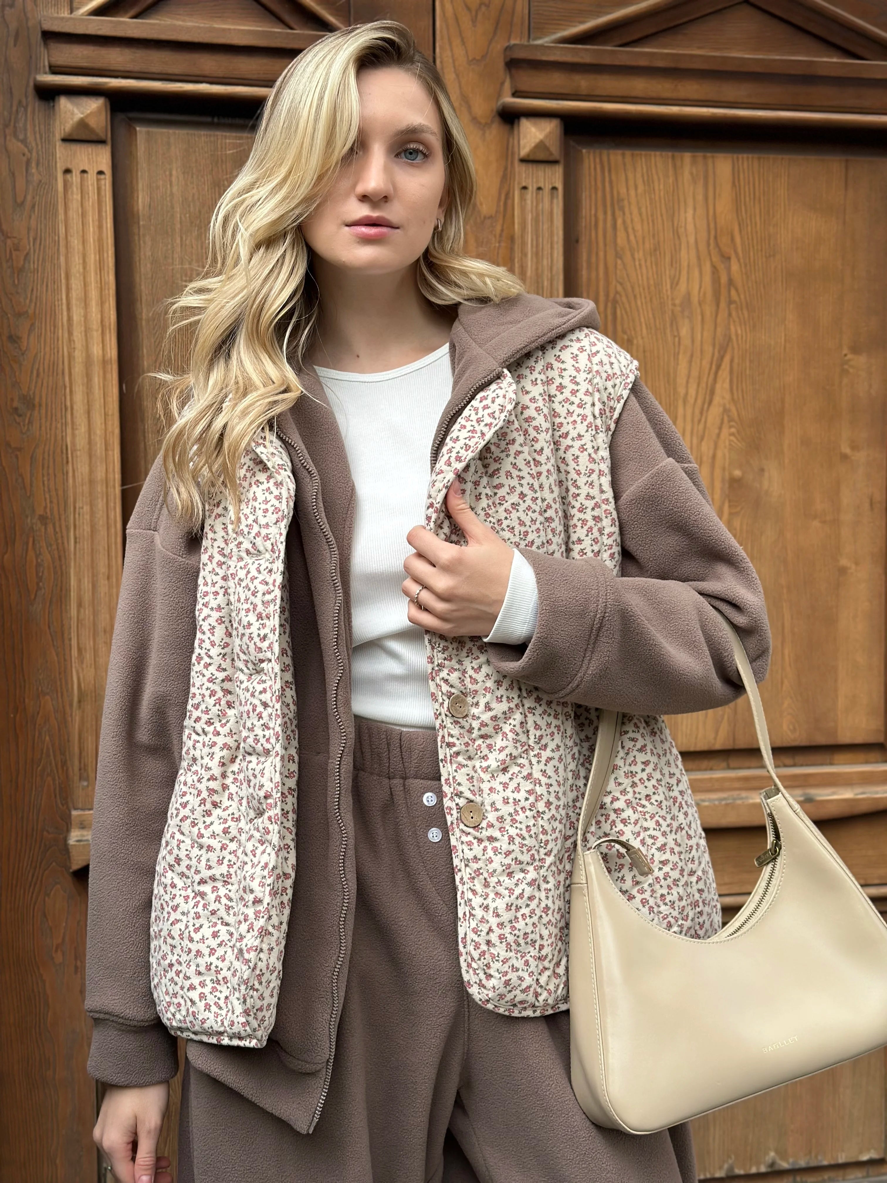 Quilted flannel Vest "burgundy flower" on beige