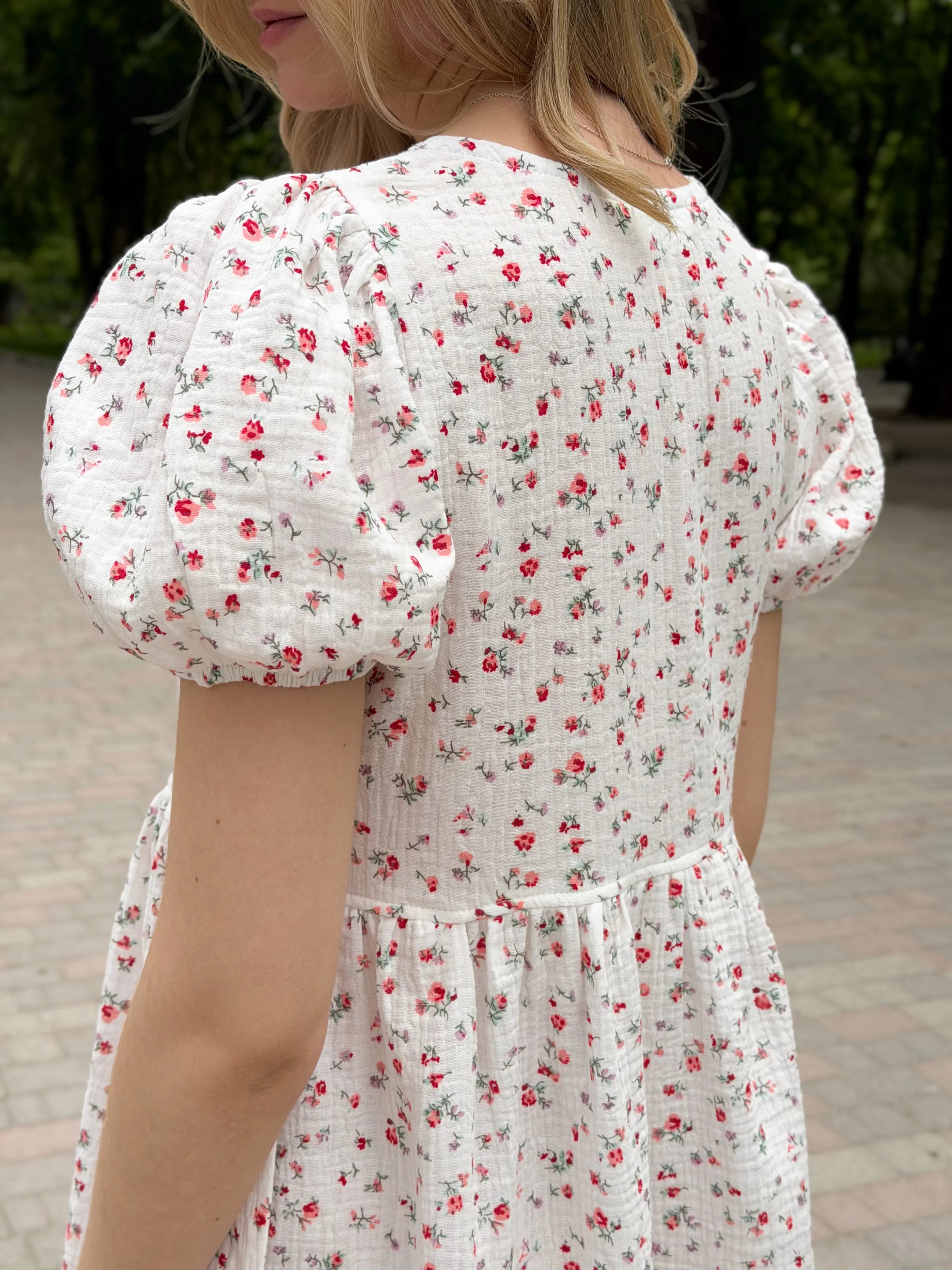 Muslin button dress, small flower on milky