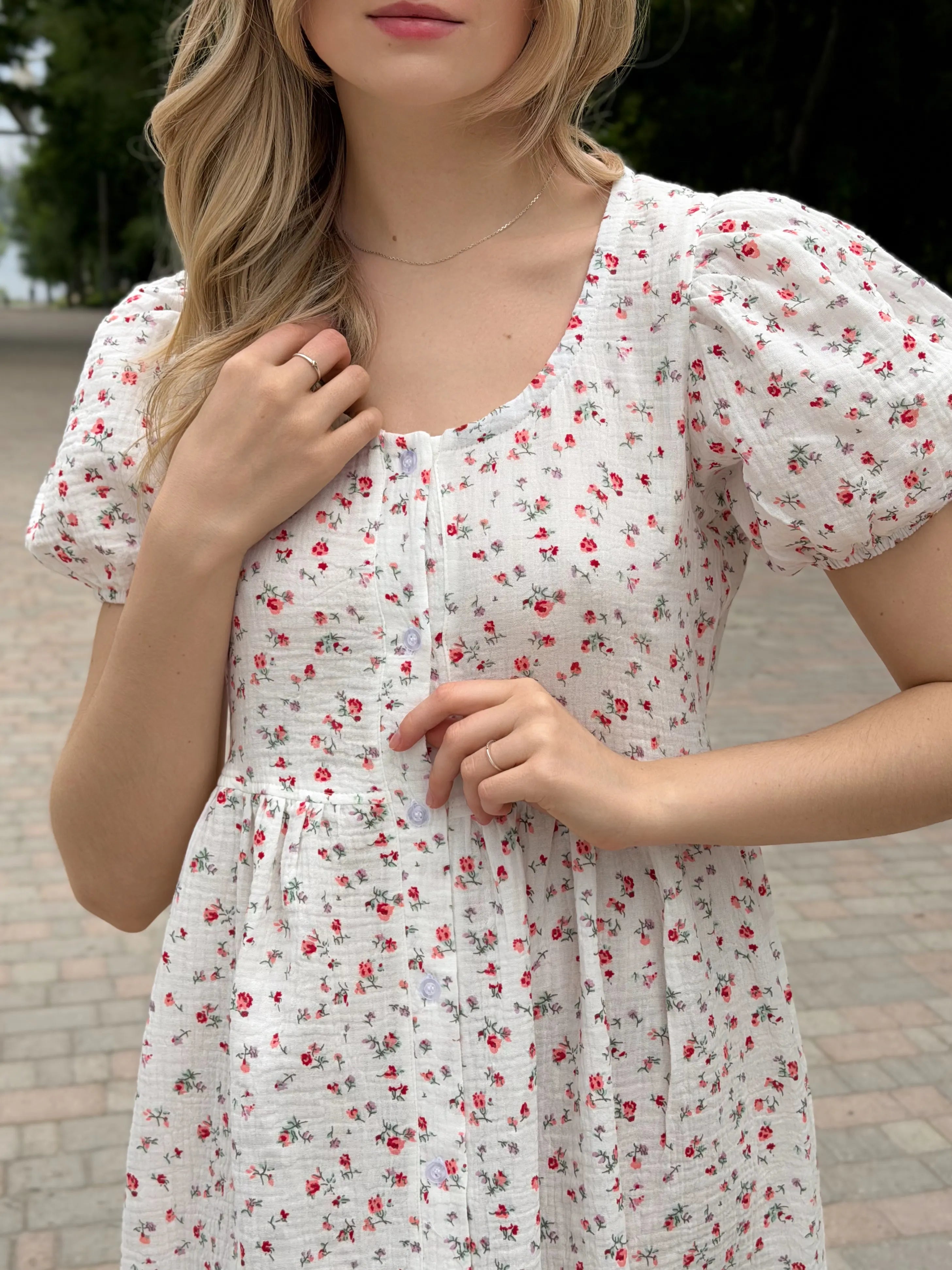 Muslin button dress, small flower on milky