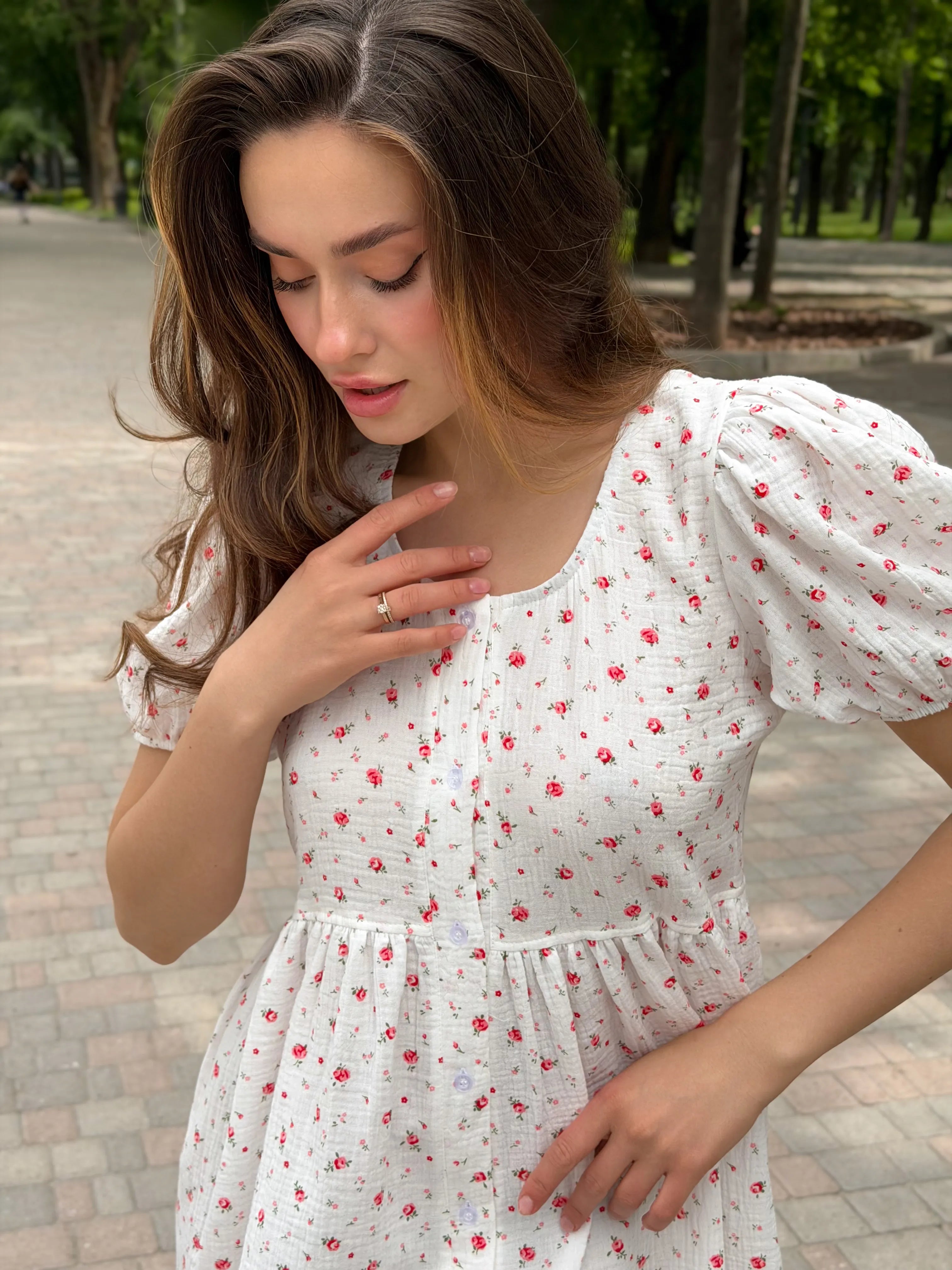 Buttoned dress muslin rose red small on milky