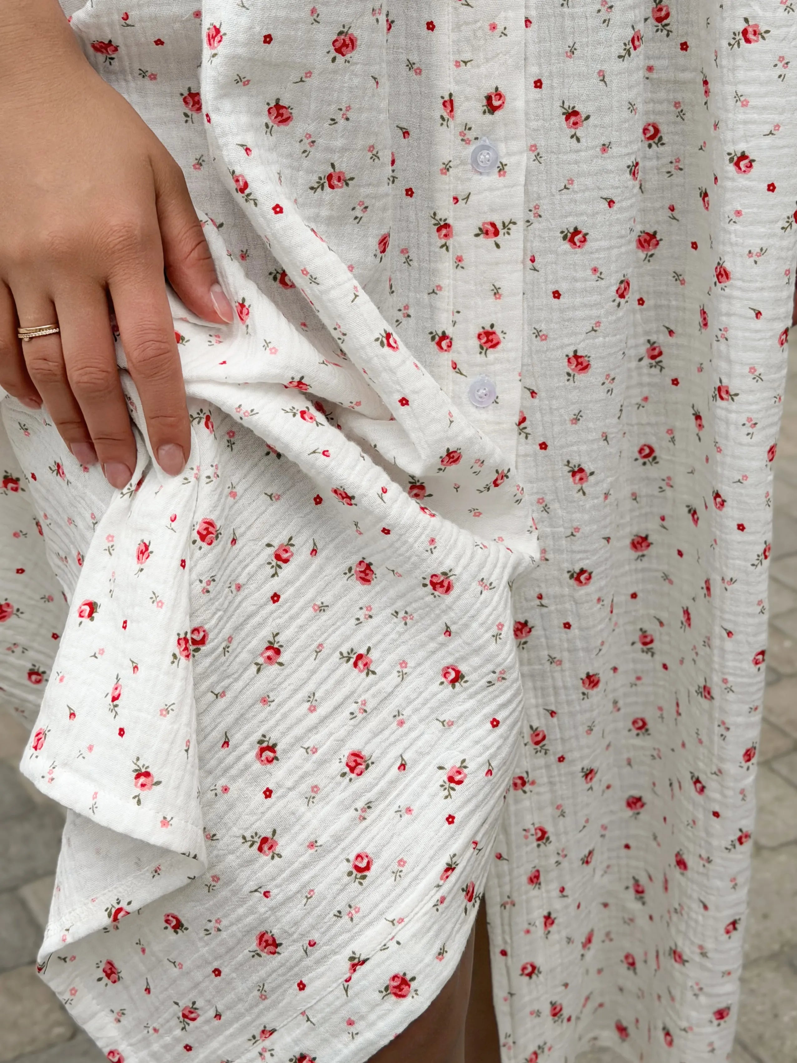 Buttoned dress muslin rose red small on milky