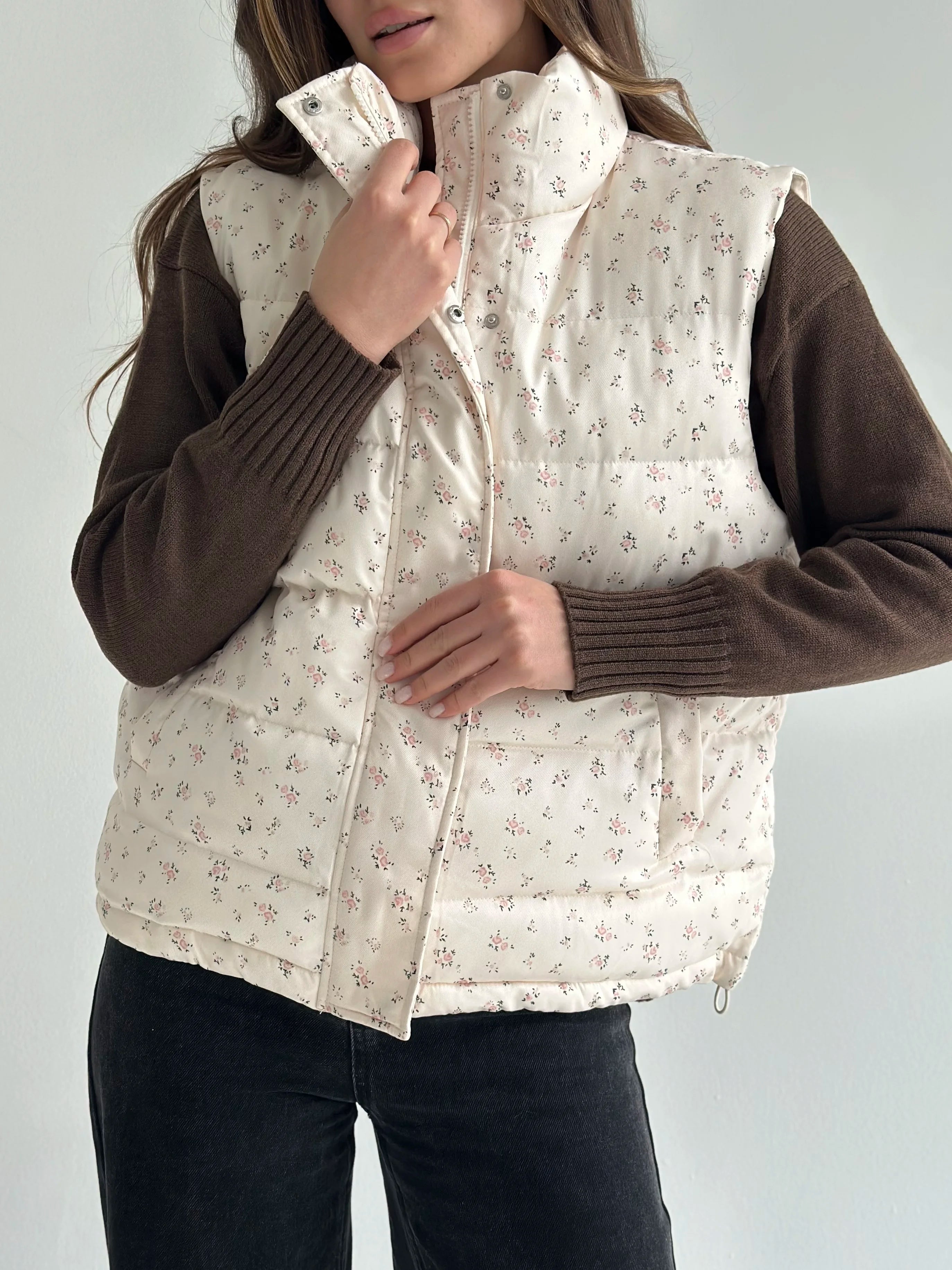 Quilted puffy vest in milky pink flower
