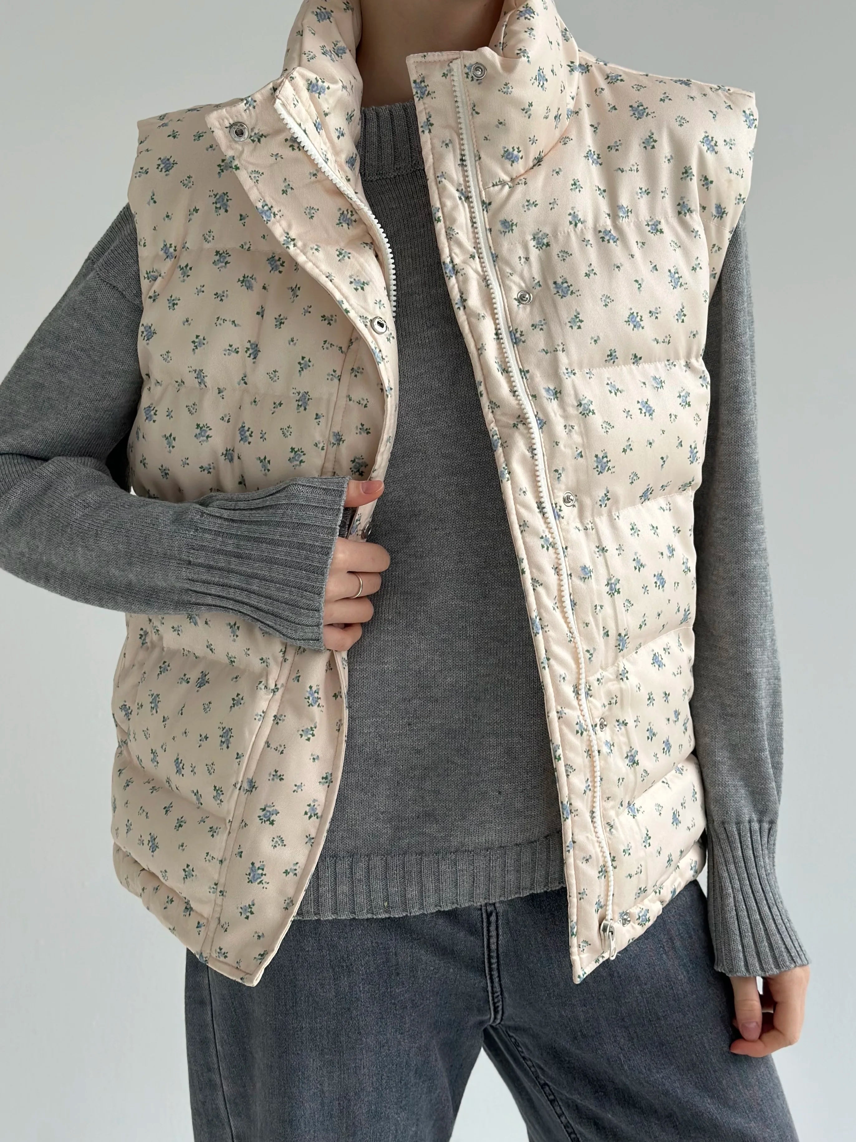 Quilted puffy vest in milky blue flower