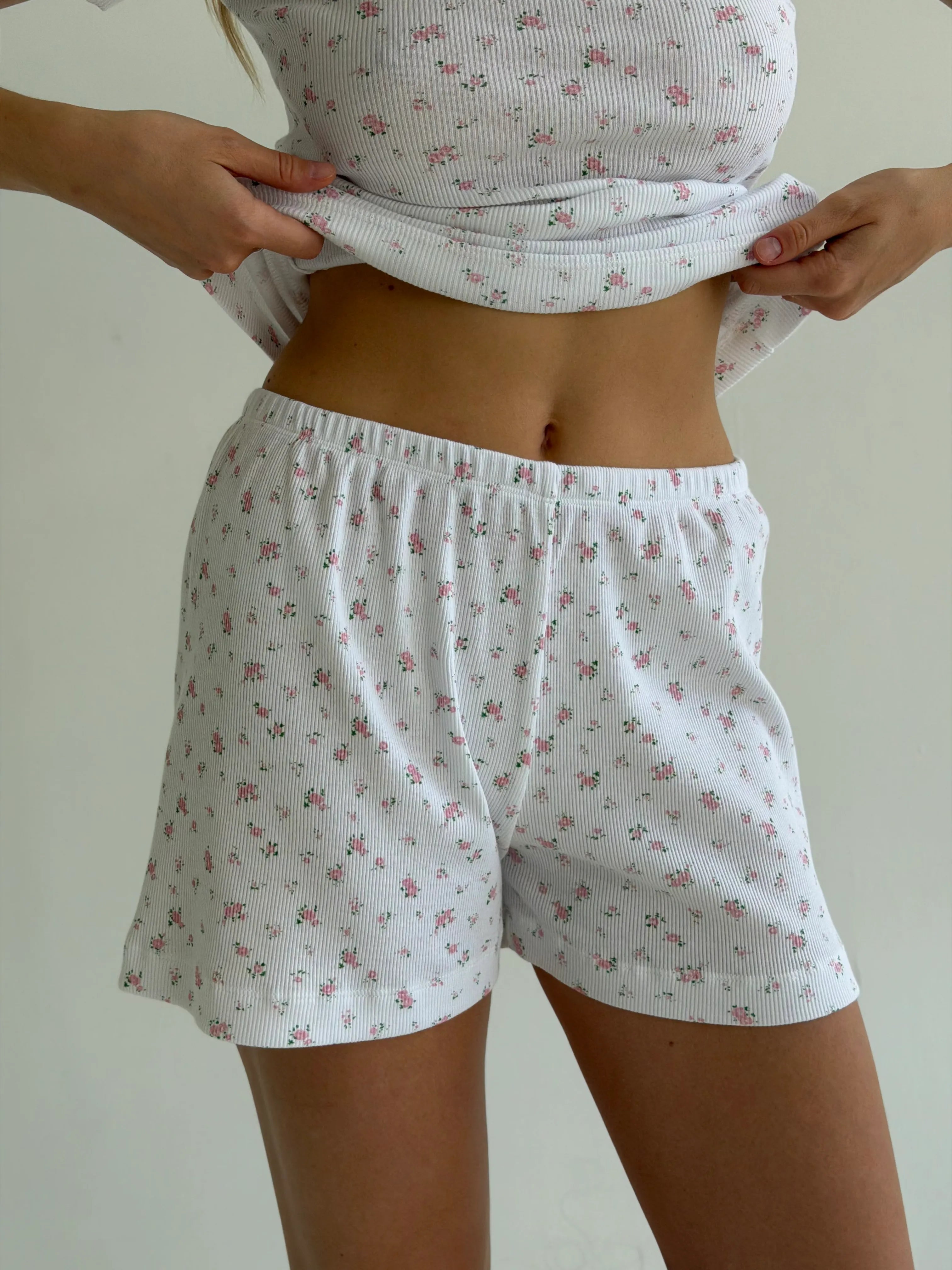 T-shirt and shorts set, ribbed, small pink flower on white