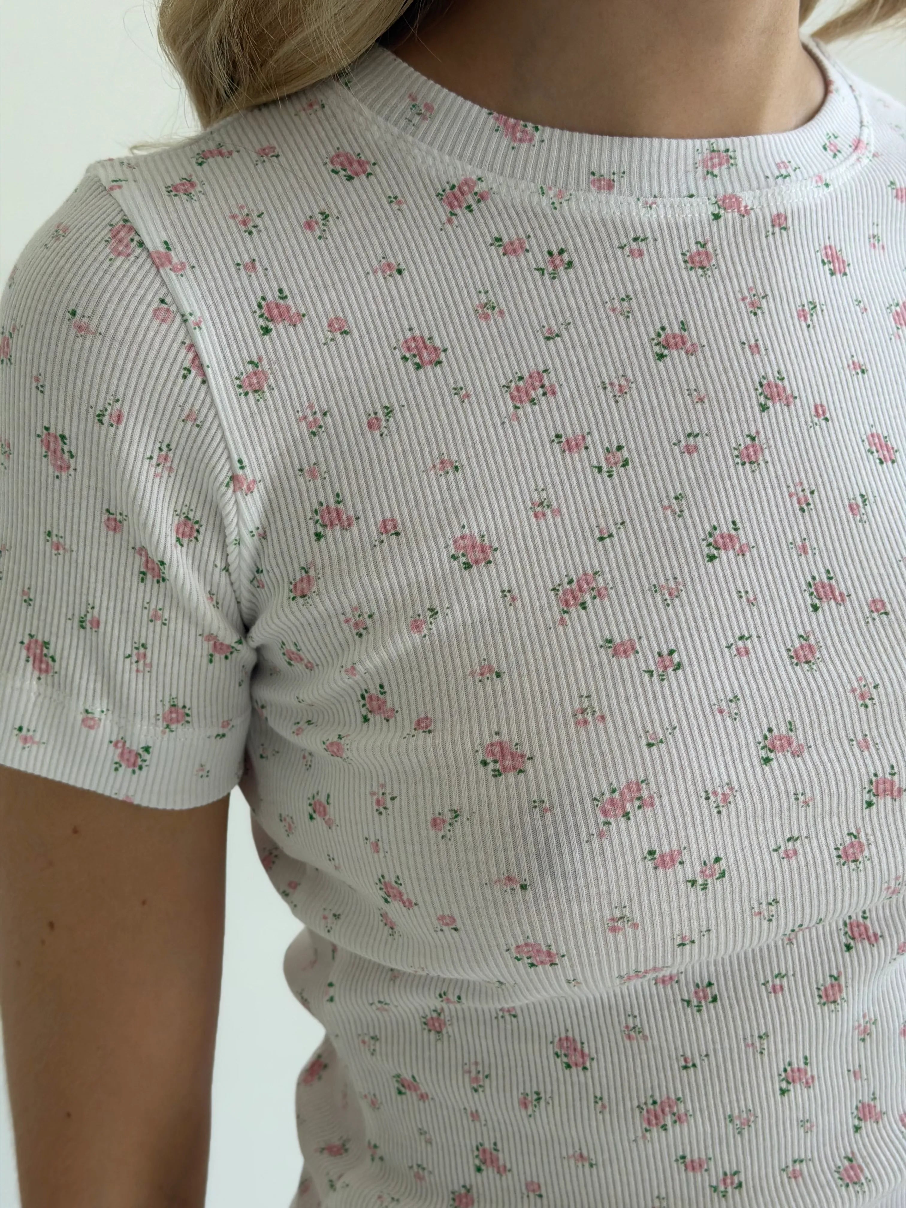 T-shirt and shorts set, ribbed, small pink flower on white