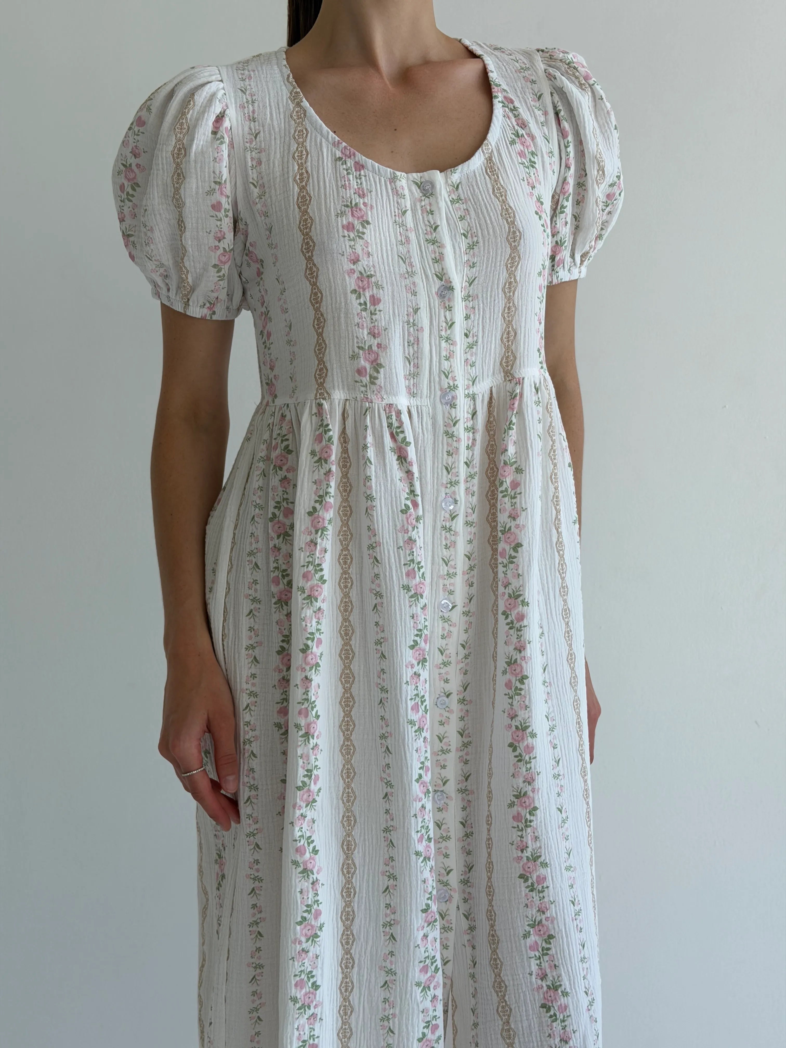 Buttoned dress muslin rose flower pink with beige pattern