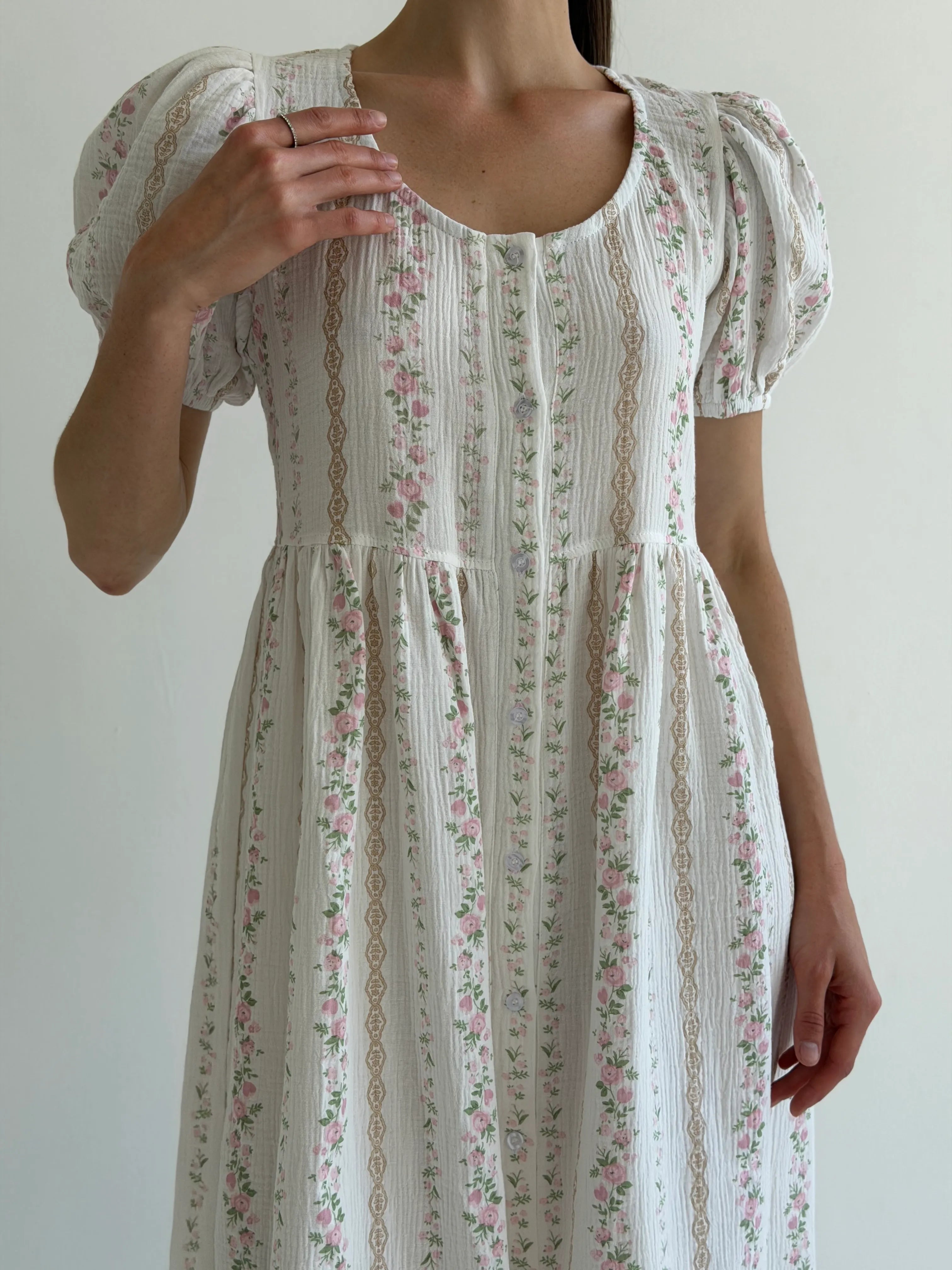 Buttoned dress muslin rose flower pink with beige pattern