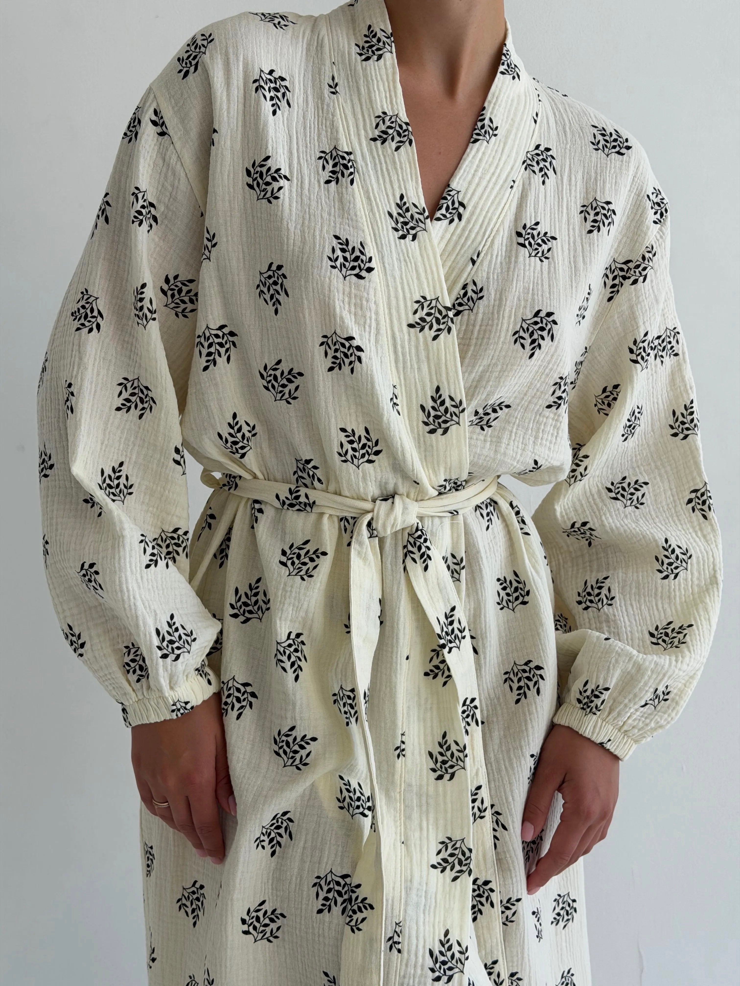 LONG MUSLIN ROBE BLACK SPRUGS ON MILKY