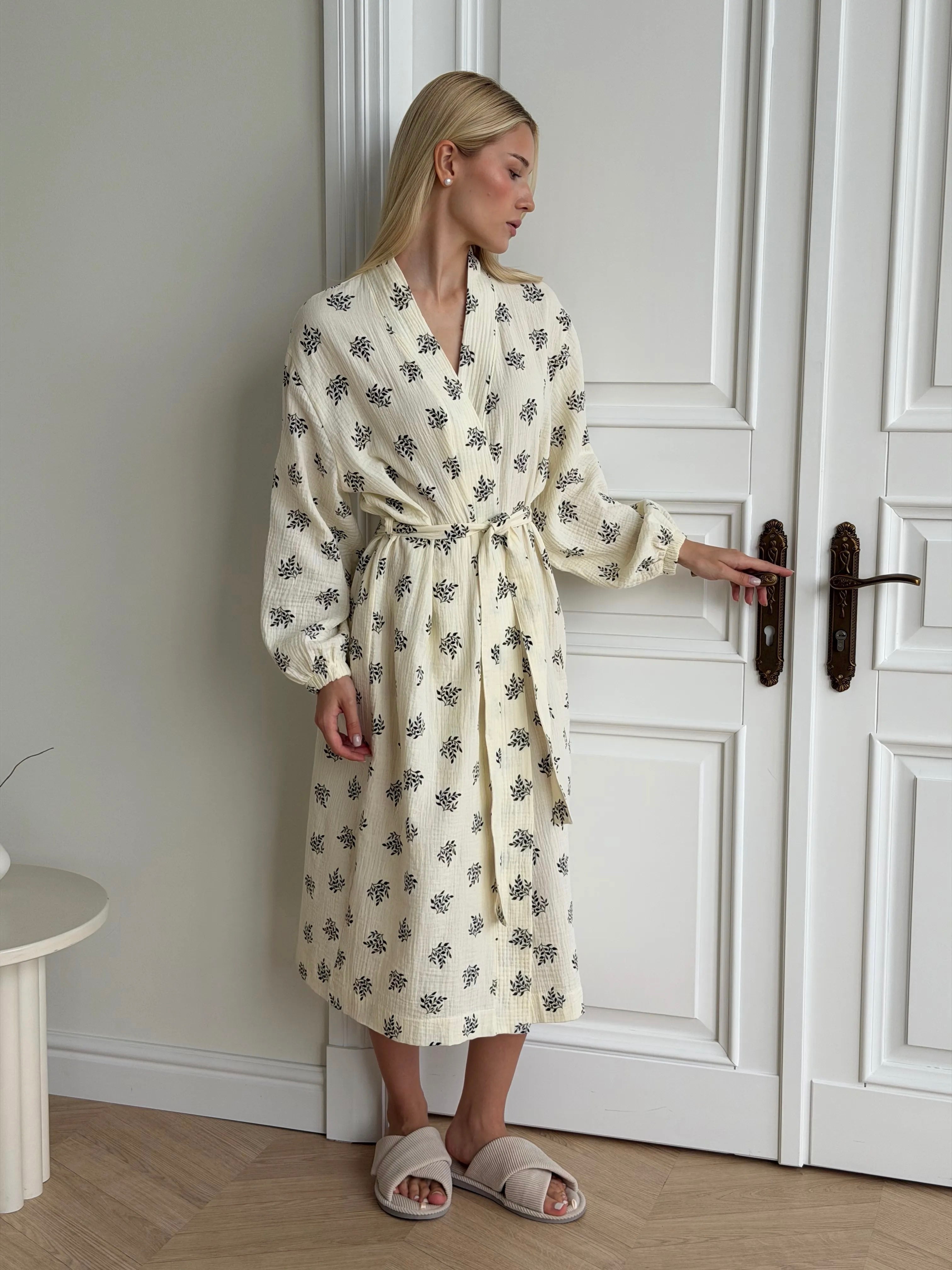 LONG MUSLIN ROBE BLACK SPRUGS ON MILKY