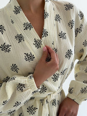 LONG MUSLIN ROBE BLACK SPRUGS ON MILKY