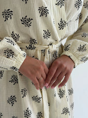 LONG MUSLIN ROBE BLACK SPRUGS ON MILKY