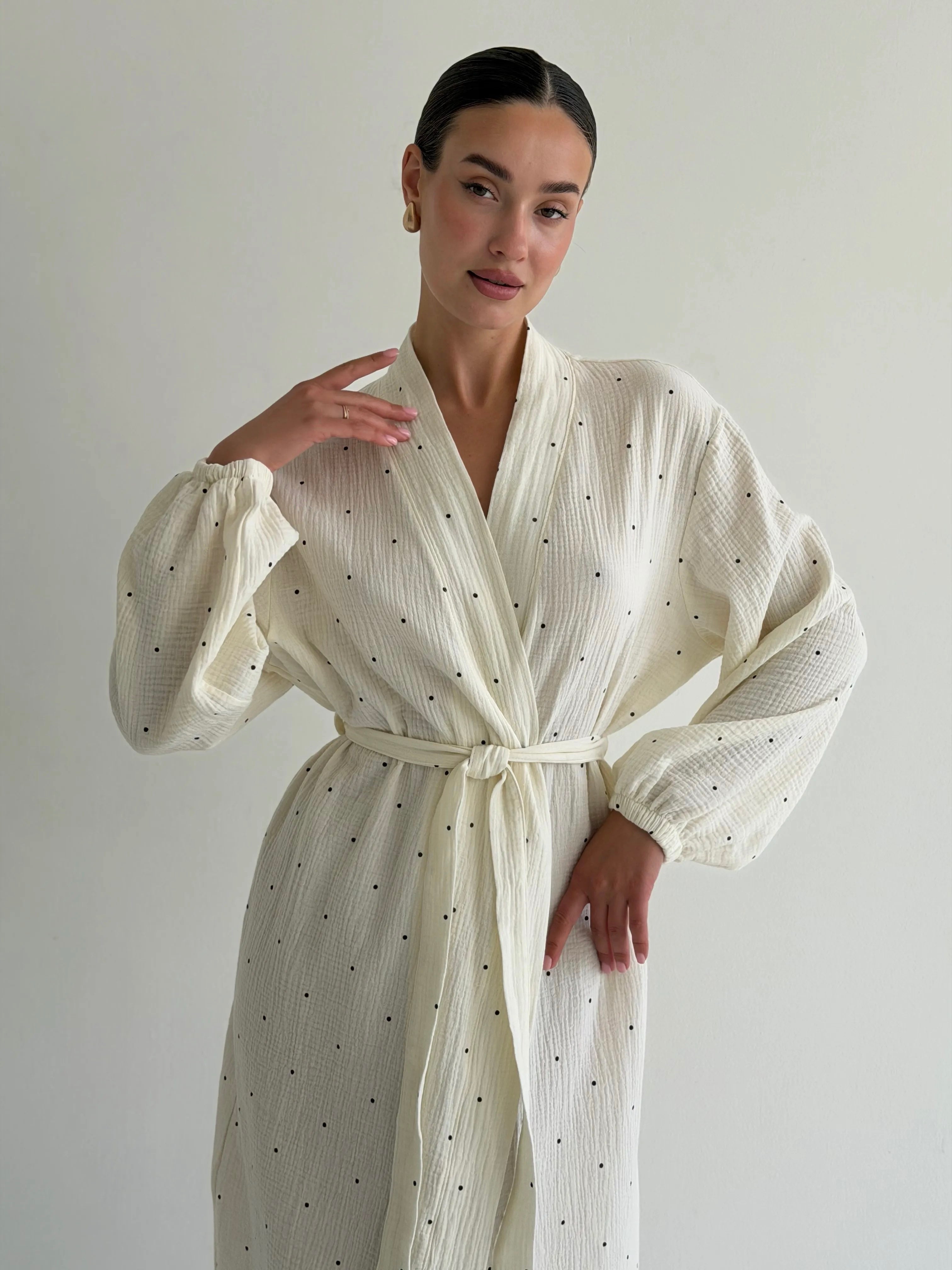 LONG MUSLIN ROBE WITH LARGE BLACK PEAS ON MILK