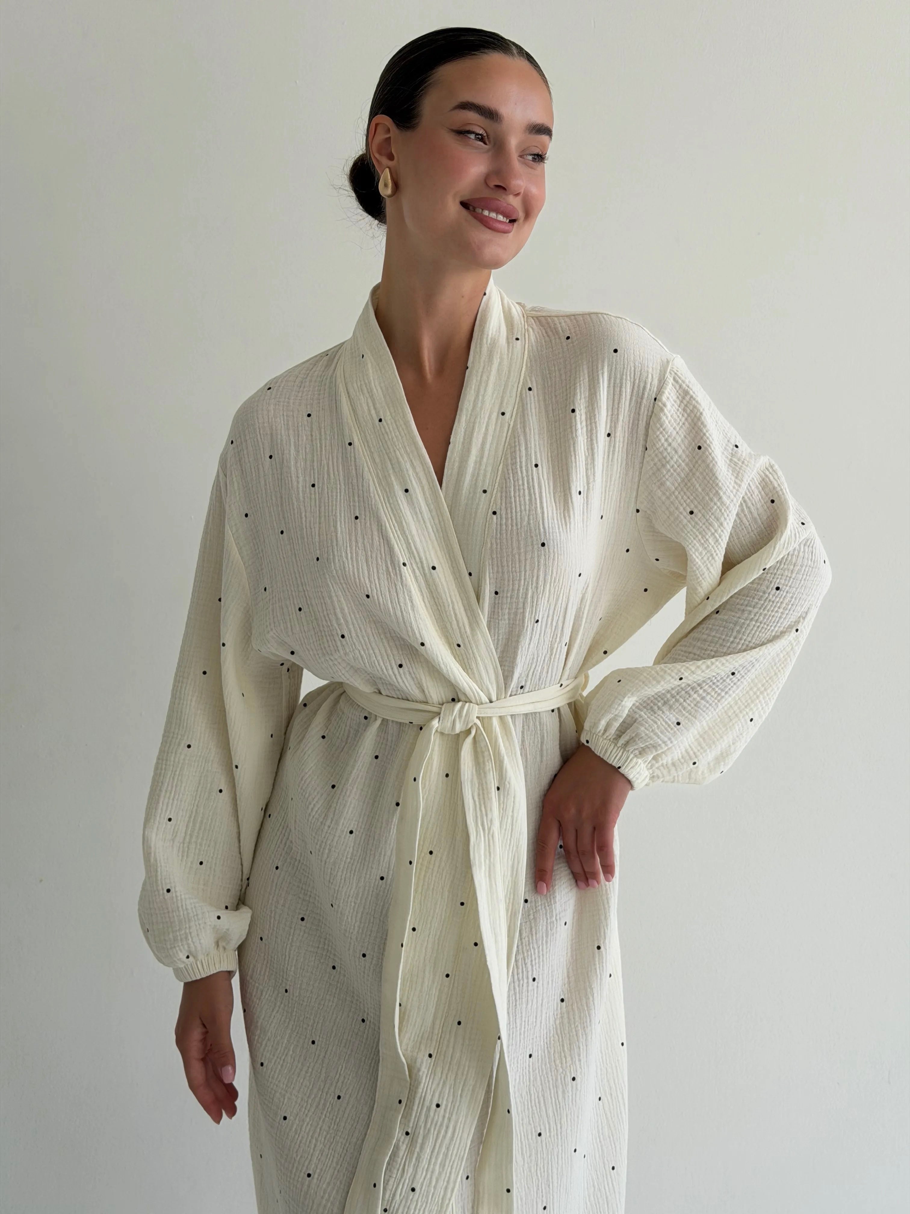 LONG MUSLIN ROBE WITH LARGE BLACK PEAS ON MILK
