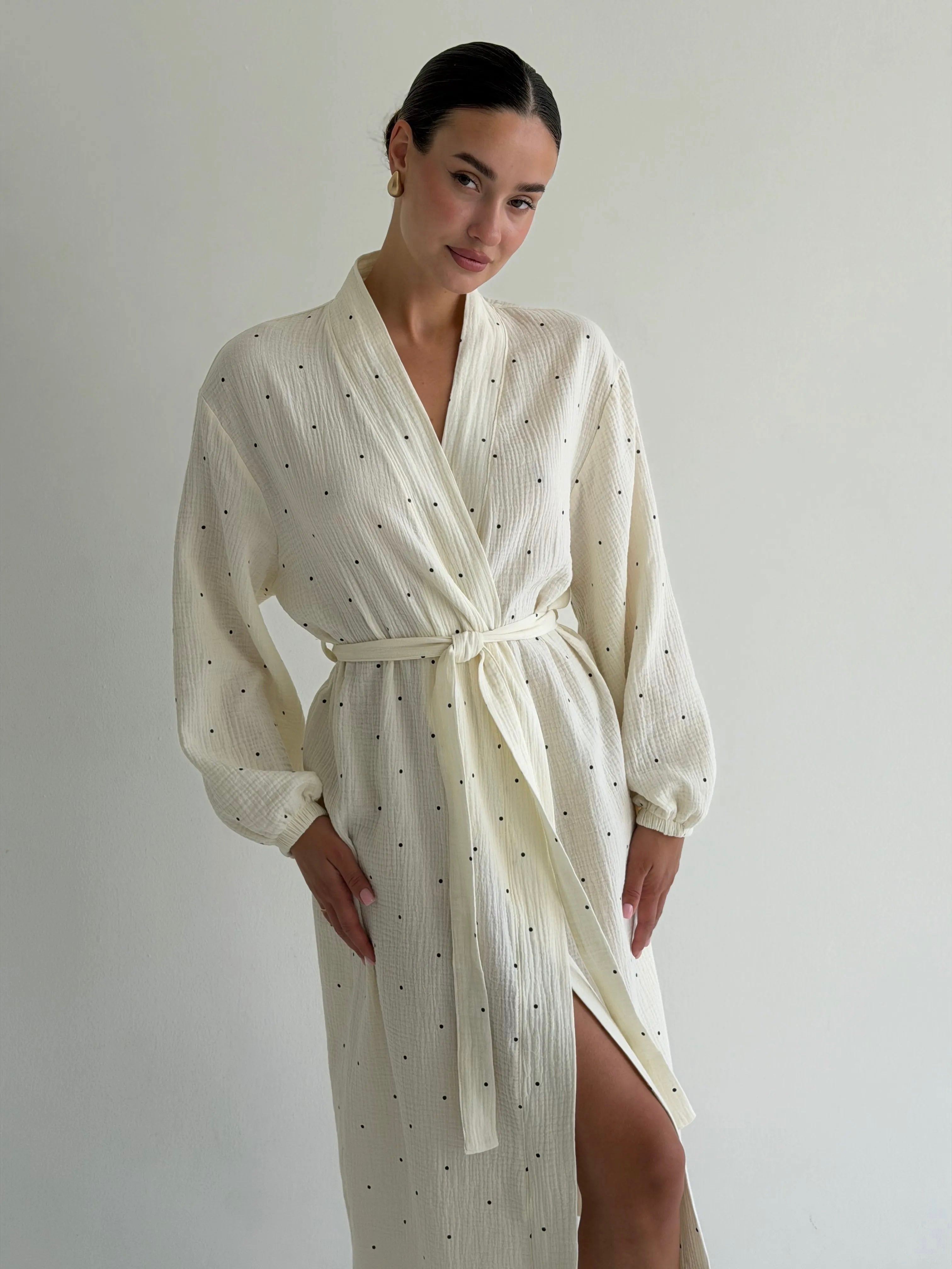 LONG MUSLIN ROBE WITH LARGE BLACK PEAS ON MILK