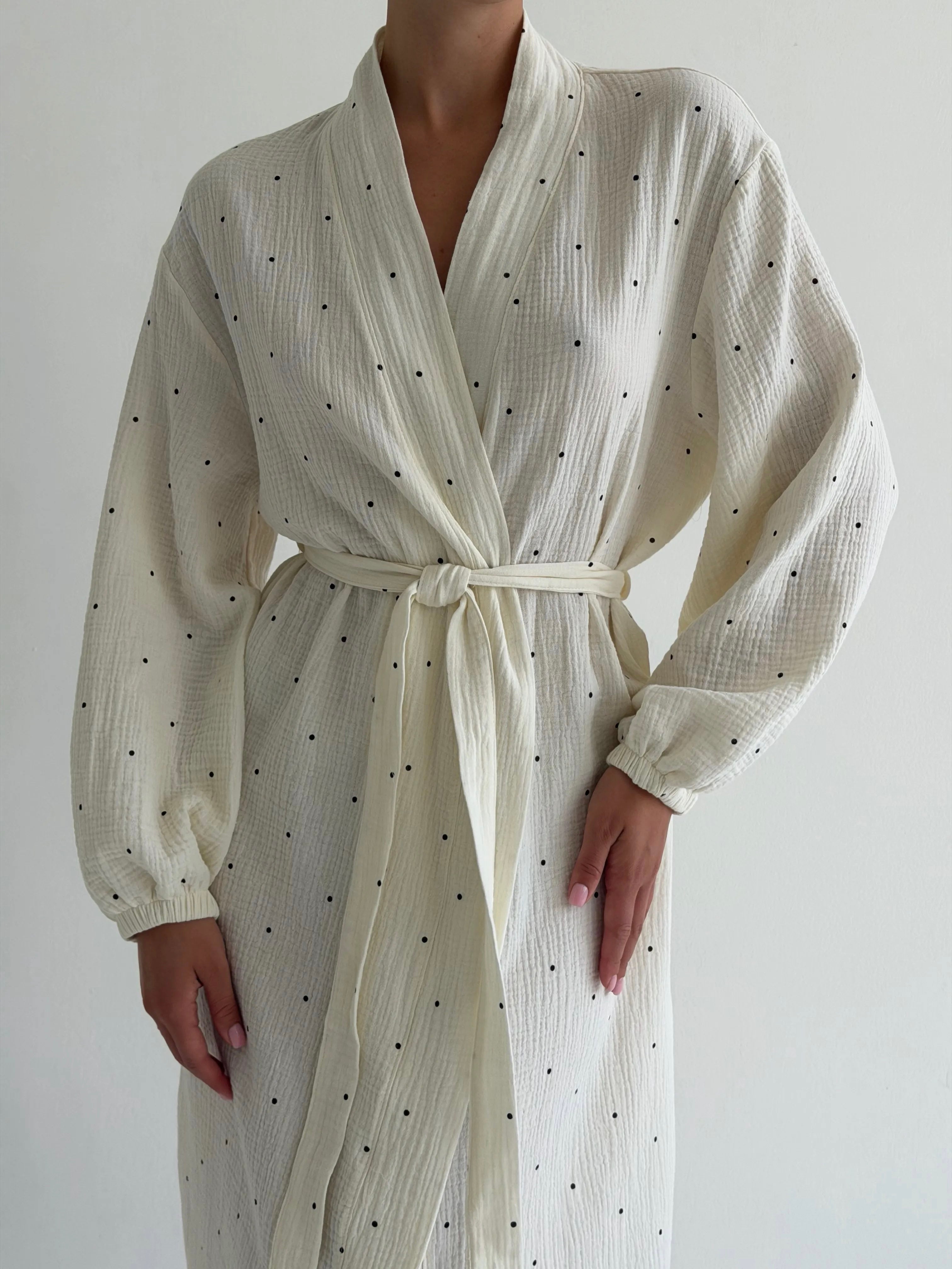 LONG MUSLIN ROBE WITH LARGE BLACK PEAS ON MILK