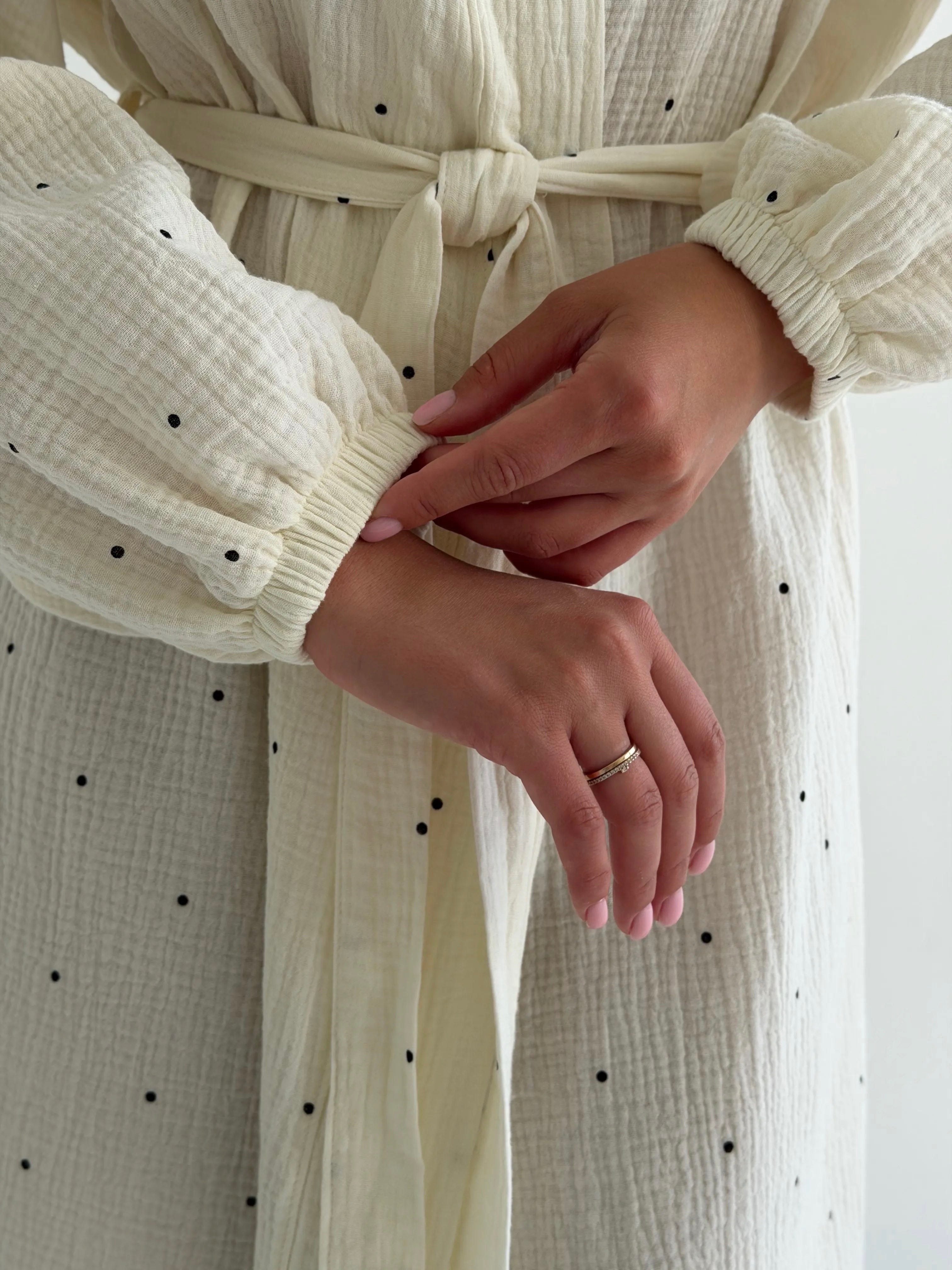 LONG MUSLIN ROBE WITH LARGE BLACK PEAS ON MILK