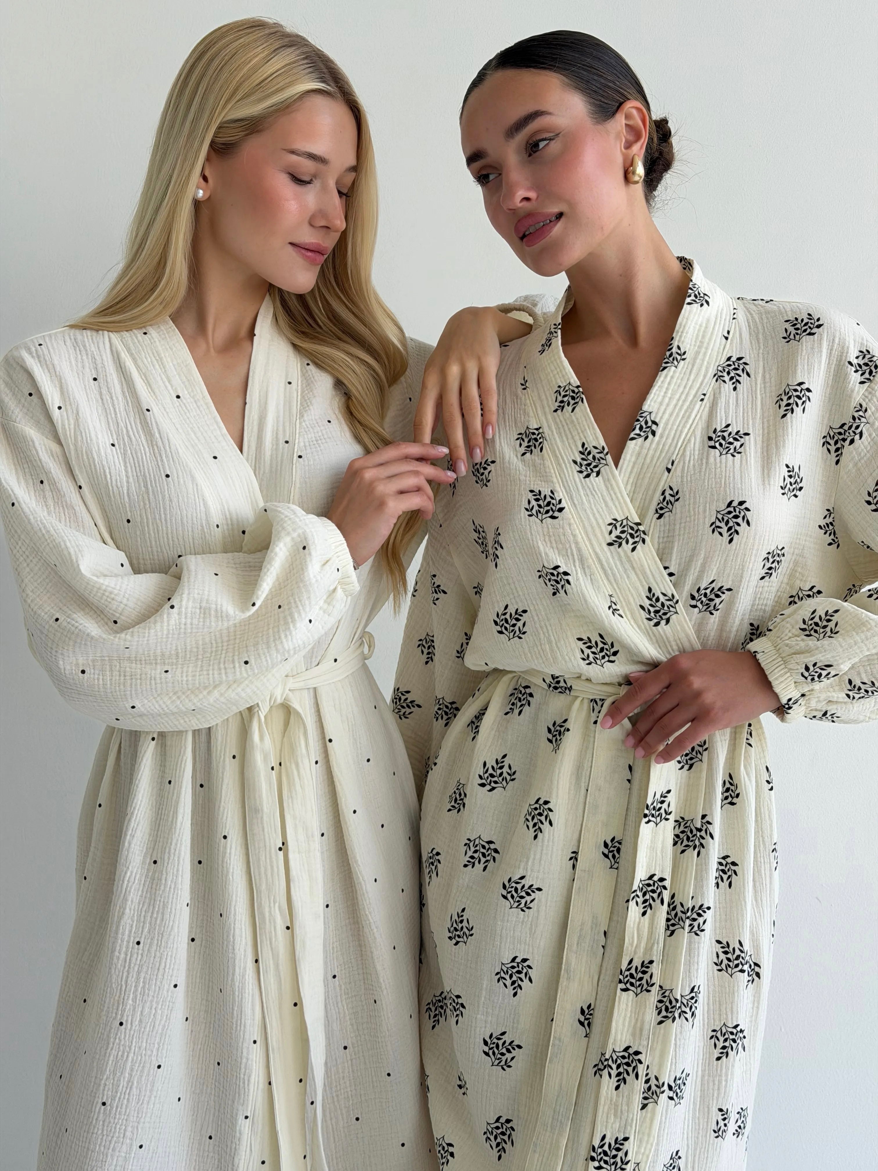 LONG MUSLIN ROBE WITH LARGE BLACK PEAS ON MILK