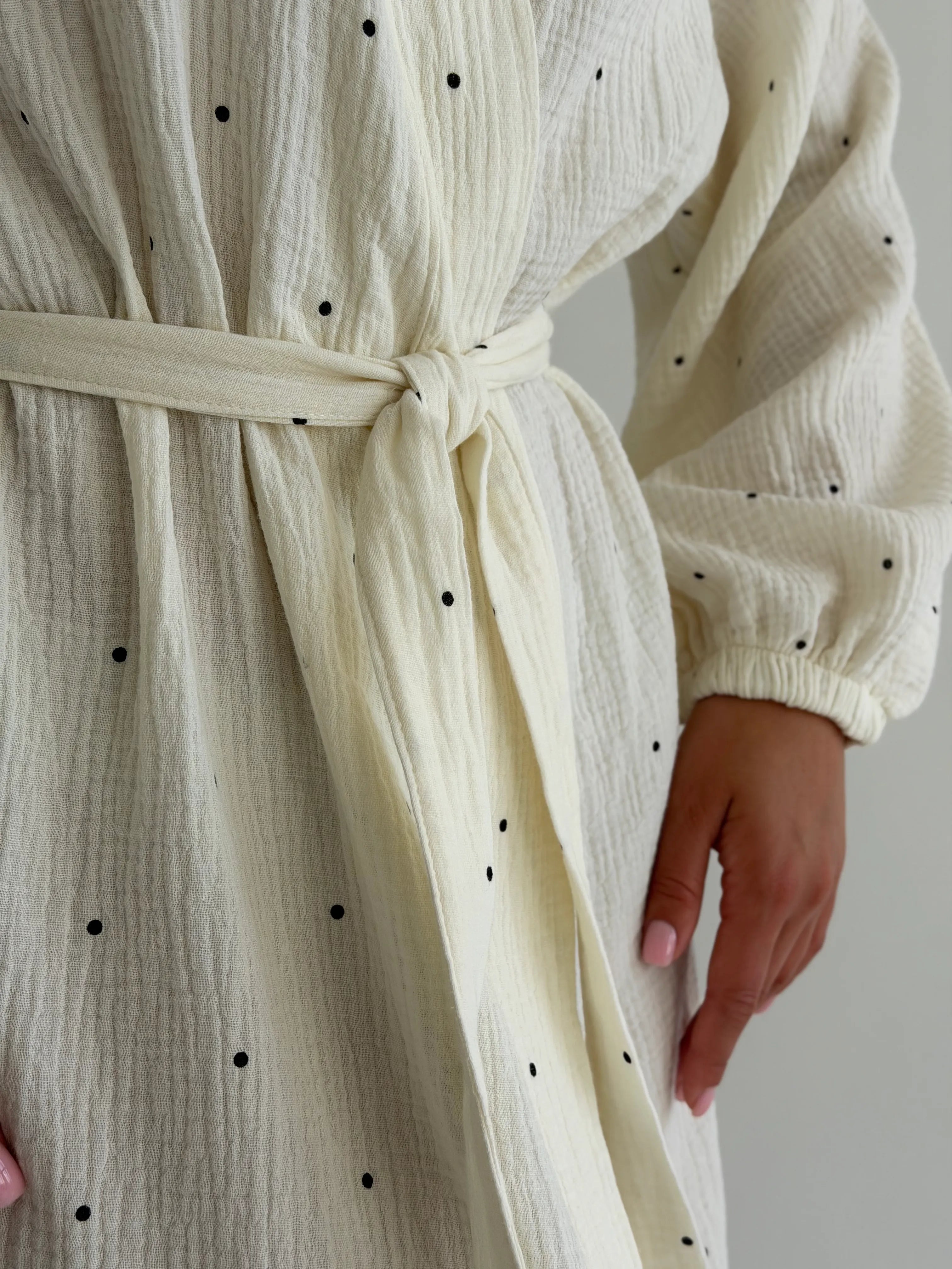 LONG MUSLIN ROBE WITH LARGE BLACK PEAS ON MILK