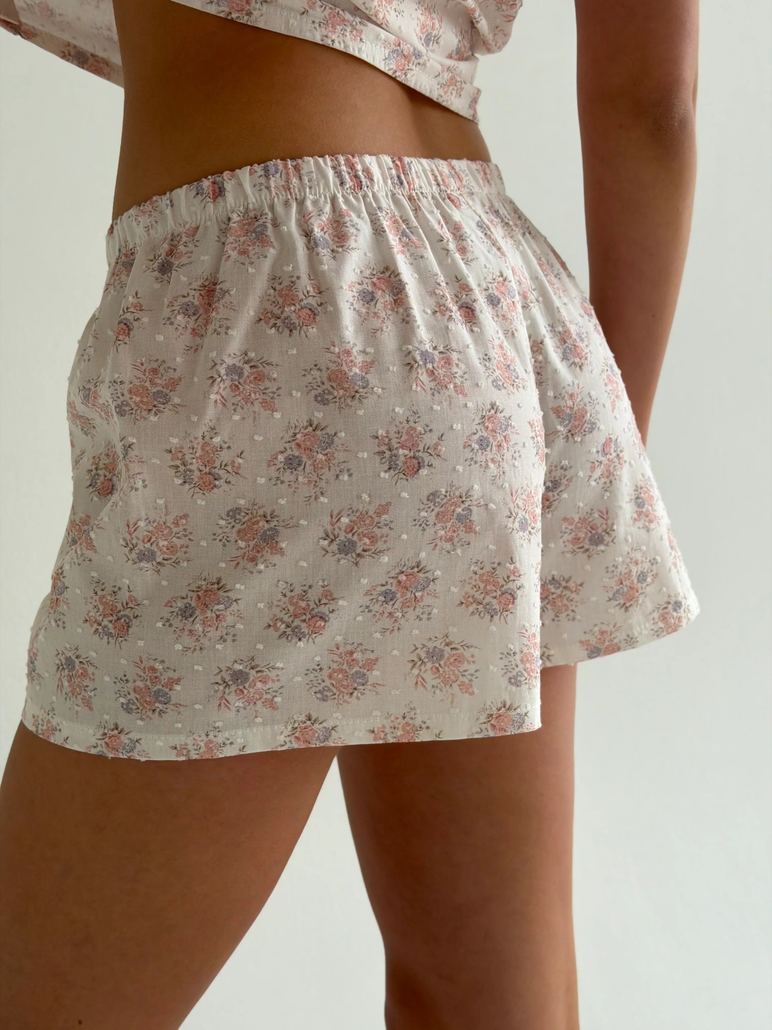 Suit batiste t-shirt and shorts bouquet on ivory