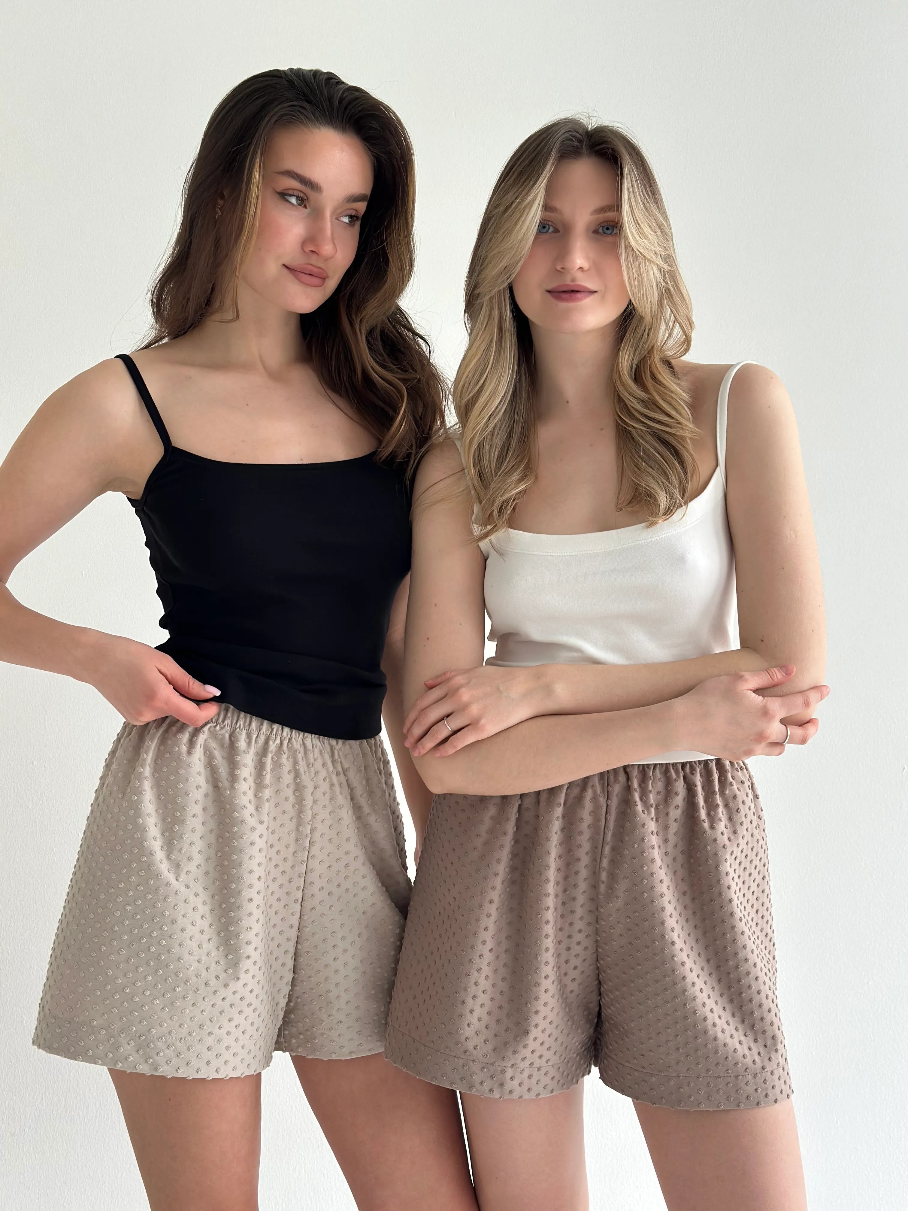 Mono terry shorts in polka dots beige