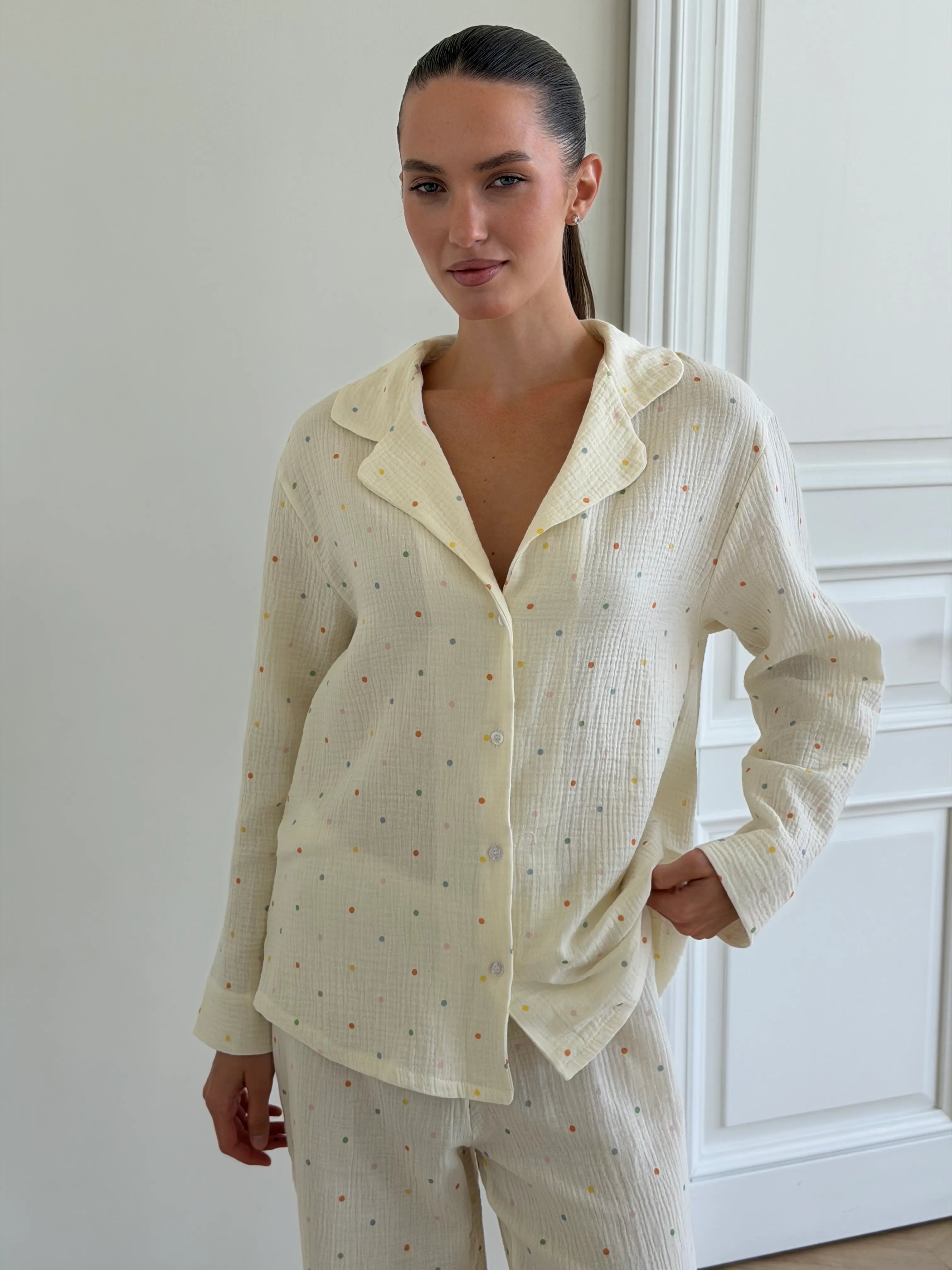 Suit long-sleeved shirt and muslin pants multi-colored peas on milk