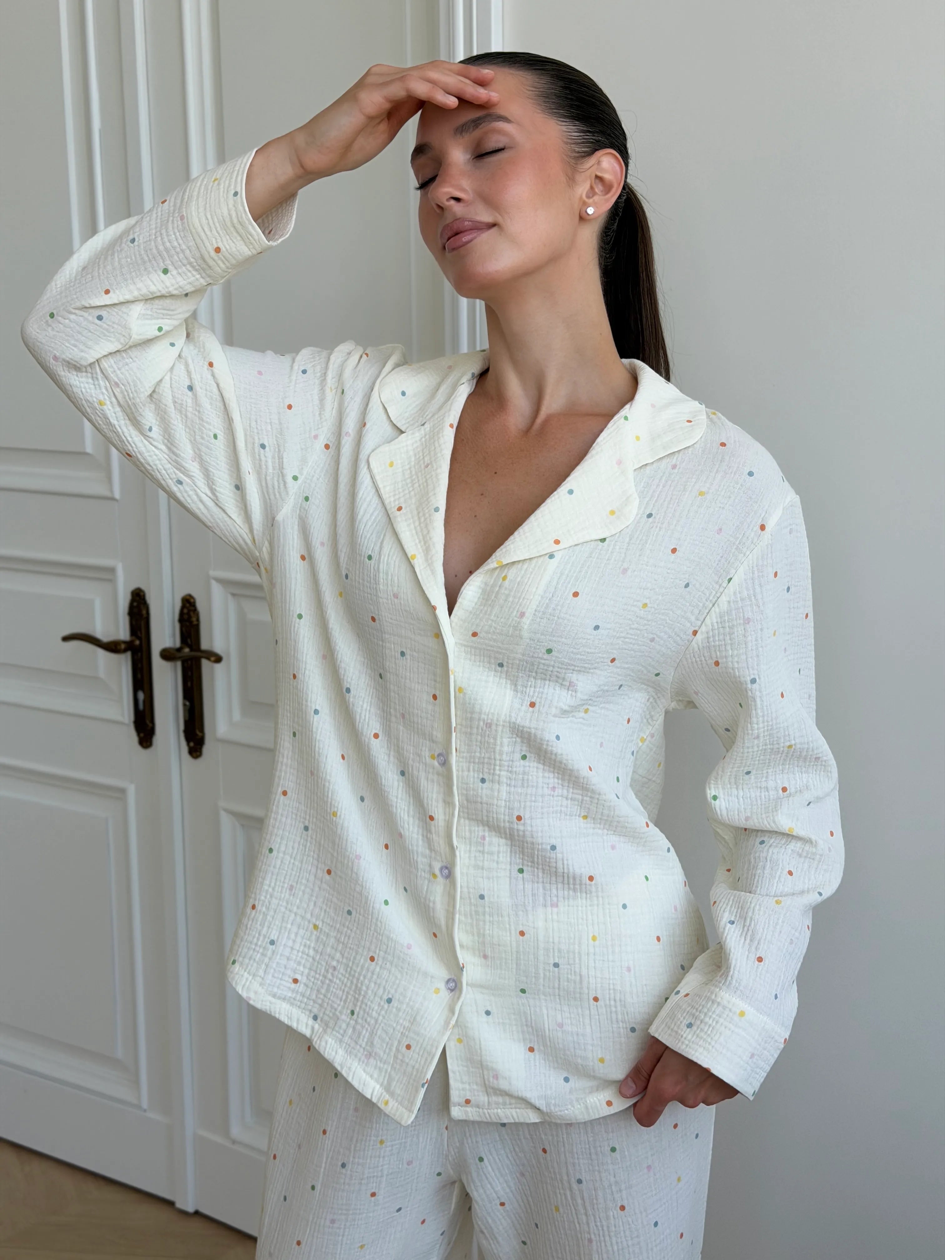 Suit long-sleeved shirt and muslin pants multi-colored peas on milk