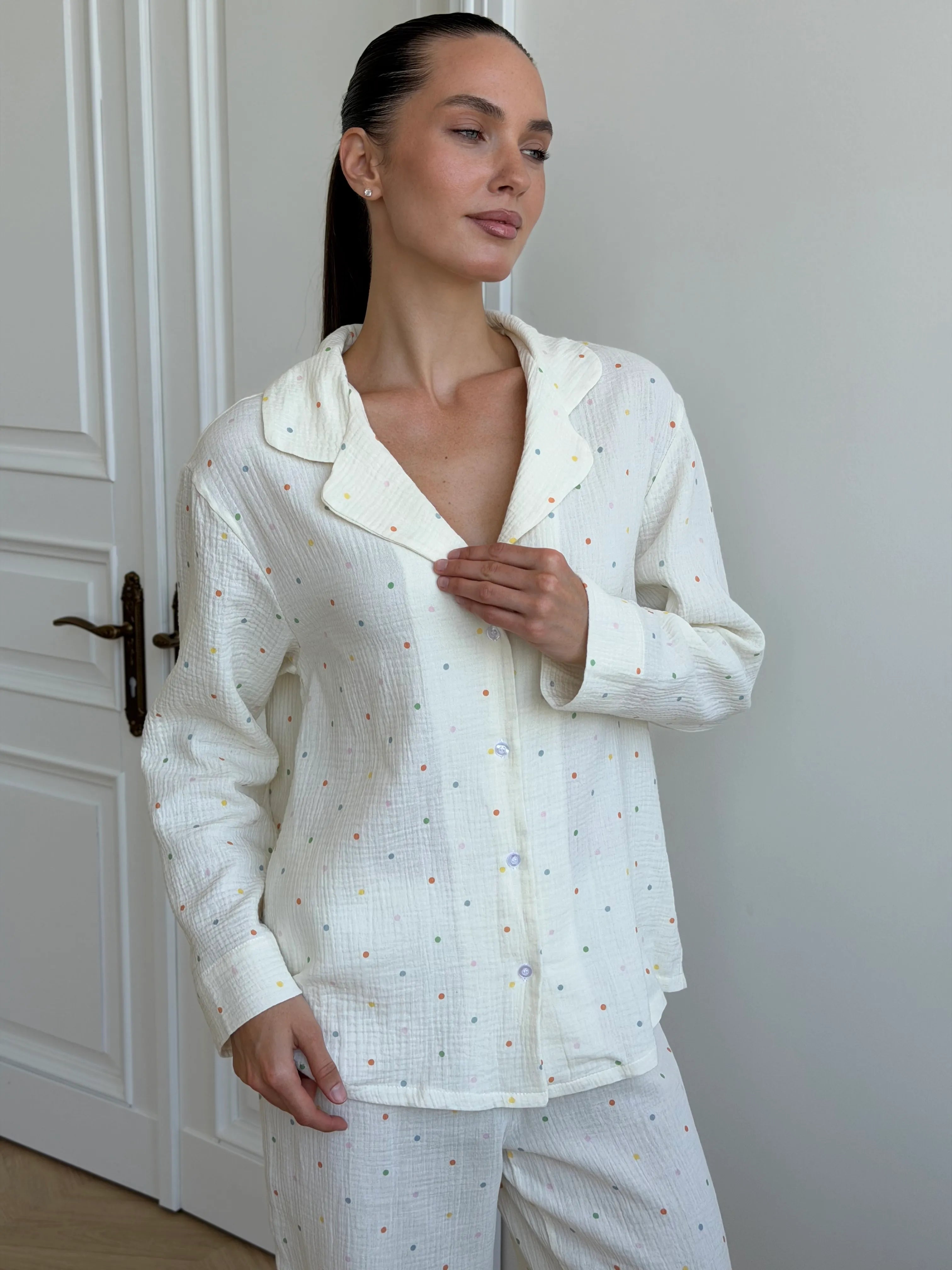 Suit long-sleeved shirt and muslin pants multi-colored peas on milk