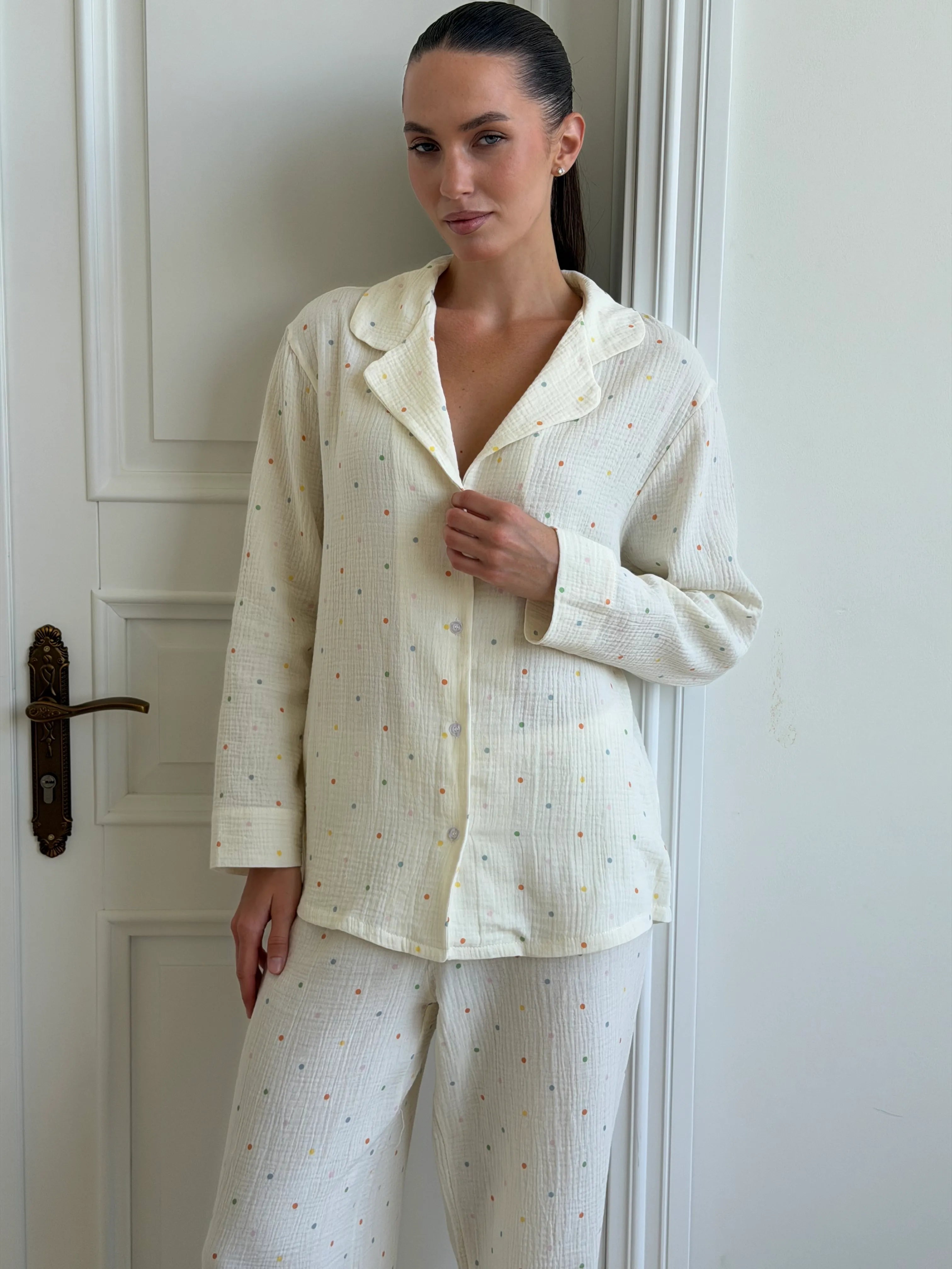 Suit long-sleeved shirt and muslin pants multi-colored peas on milk