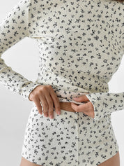 Ribbed long-sleeve milky with blue flower (without button)